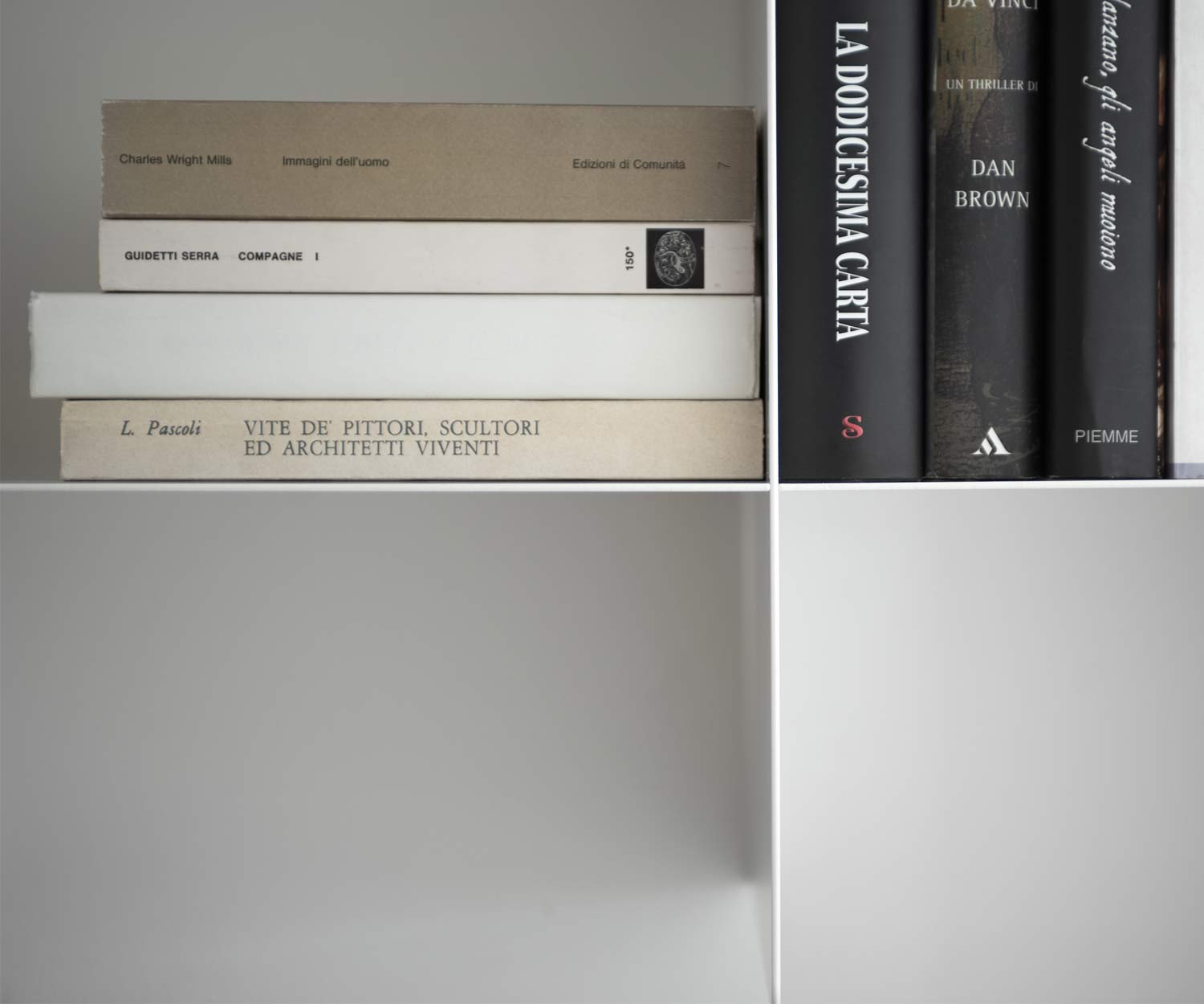MEME Designe Innesto boekenkast voor aan de muur gemaakt van metaal dun slank