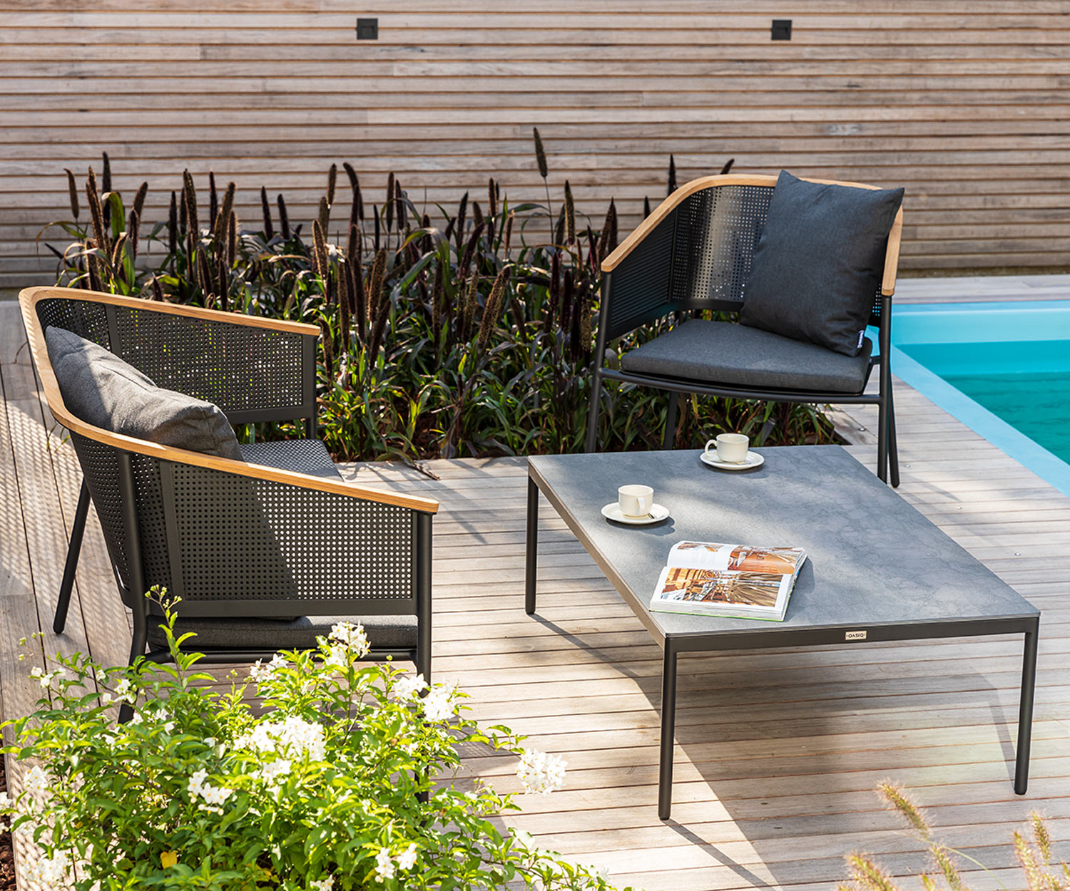 Hoge kwaliteit Oasiq Riad fauteuil voor in de tuin met bijzettafel bij het zwembad