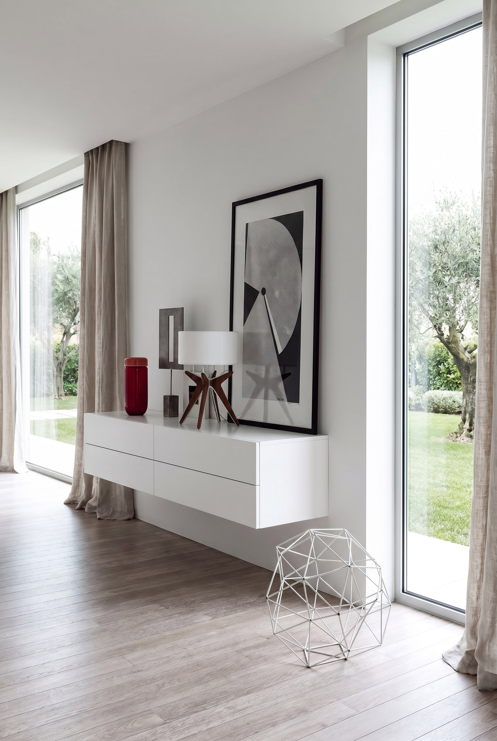 Couloir minimaliste avec commode murale Novamobili Easy 4 tiroirs d'un blanc pur et une sculpture abstraite