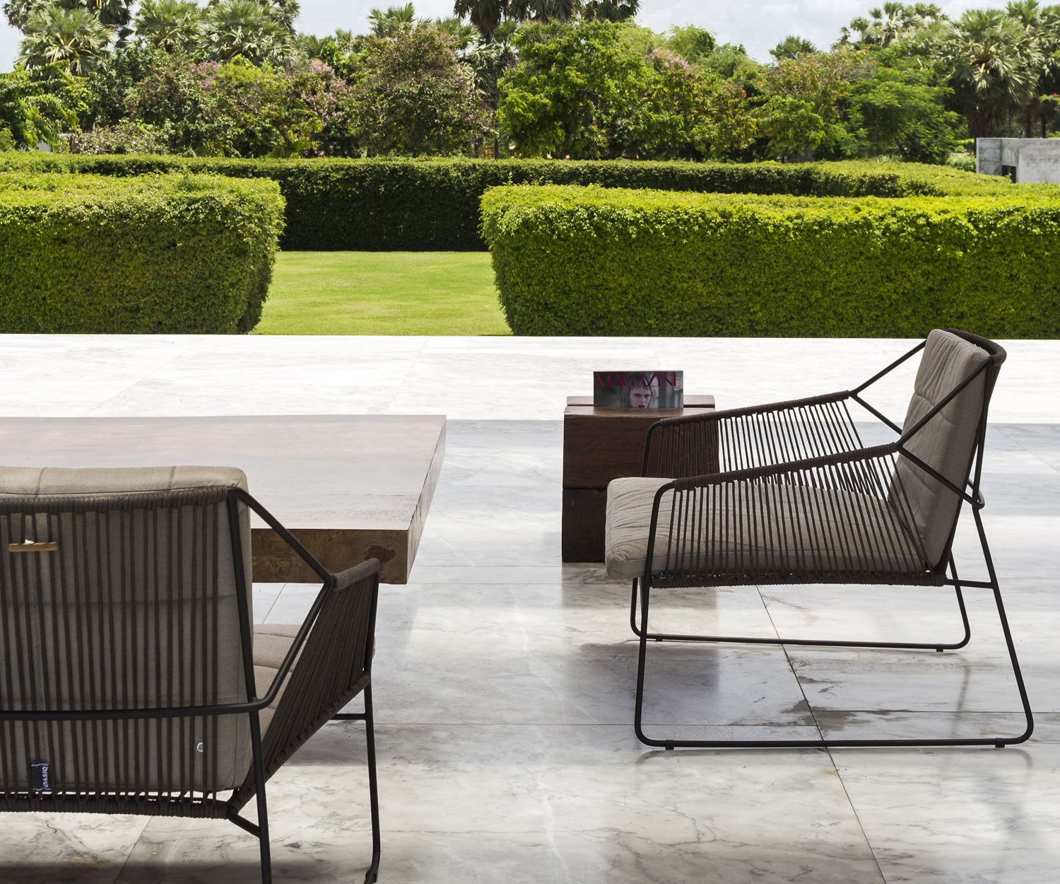 Oasiq Sandur Schnur design fauteuil op het tuinterras in donkergrijs antraciet Oasiq Sandur Schnur design fauteuil op het tuinterras in donkergrijs antraciet