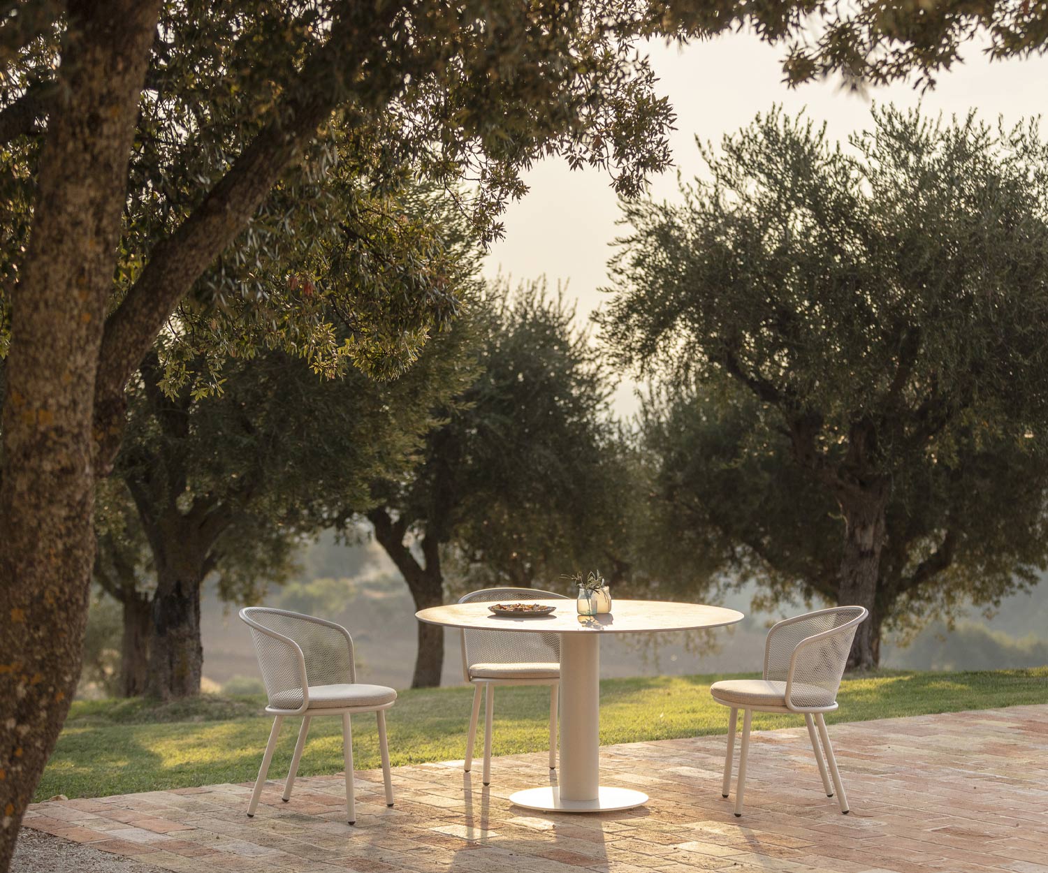 Weerbestendige Baza buitenstoel met wit frame en grijs zitkussen Weerbestendige Baza buitenstoel met wit frame en grijs zitkussen