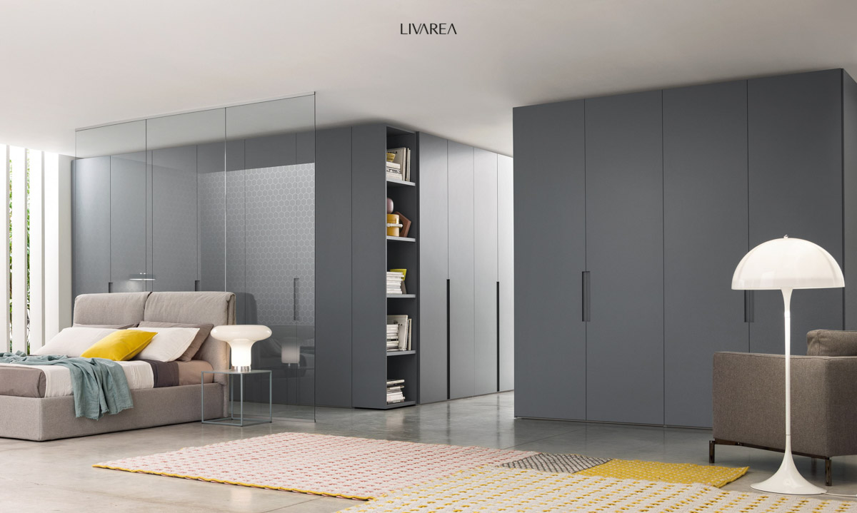 Conception d'une armoire spacieuse pour chambre à coucher avec portes battantes et étagère Conception d'une armoire spacieuse pour chambre à coucher avec portes battantes et étagère