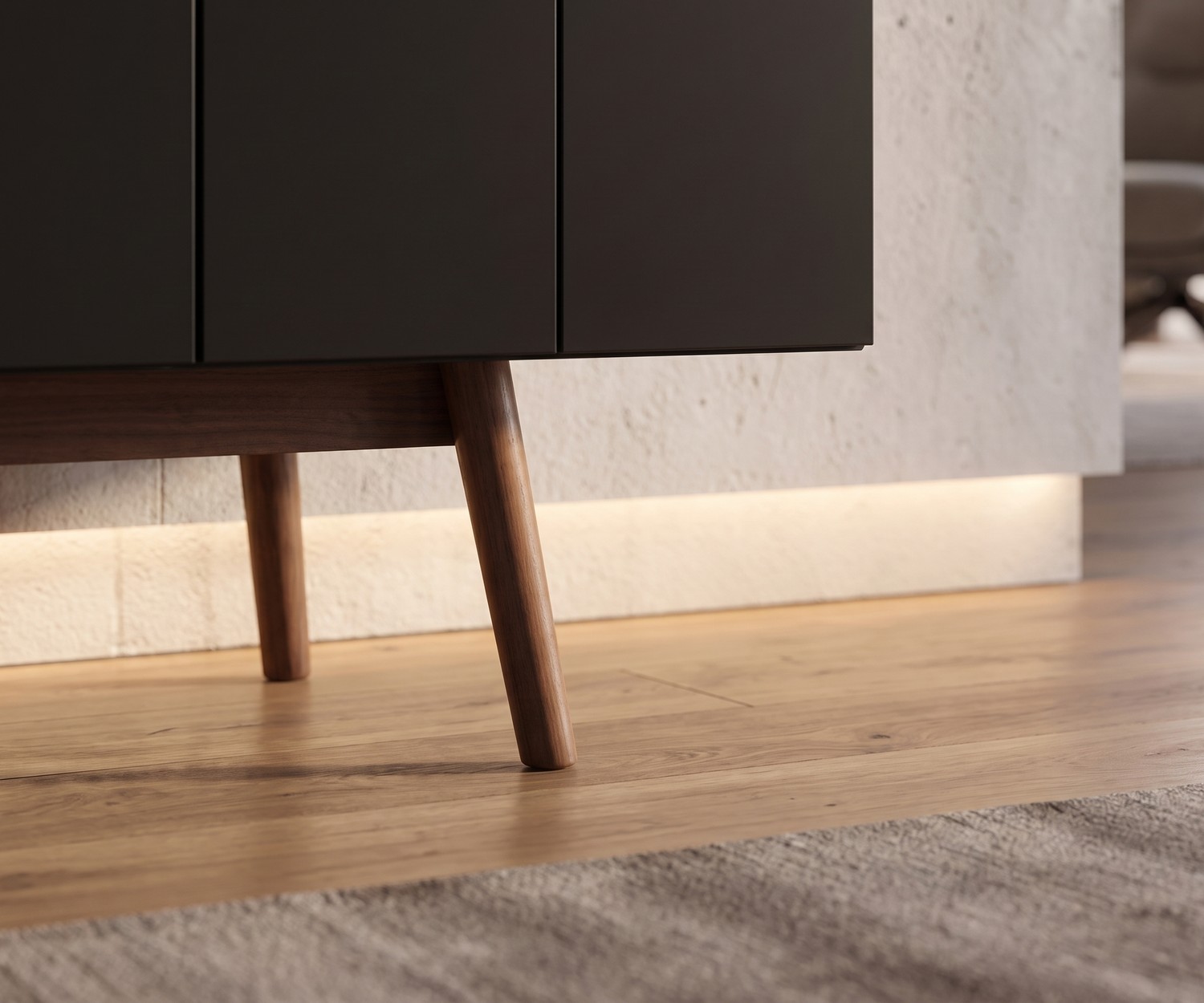 Buffet design al2 MOS-I-KO 003 A avec pieds rétro en bois Buffet de salon al2 MOS-I-KO 003 A, gros plan sur les pieds en bois rétro et portes gris foncé sur parquet.