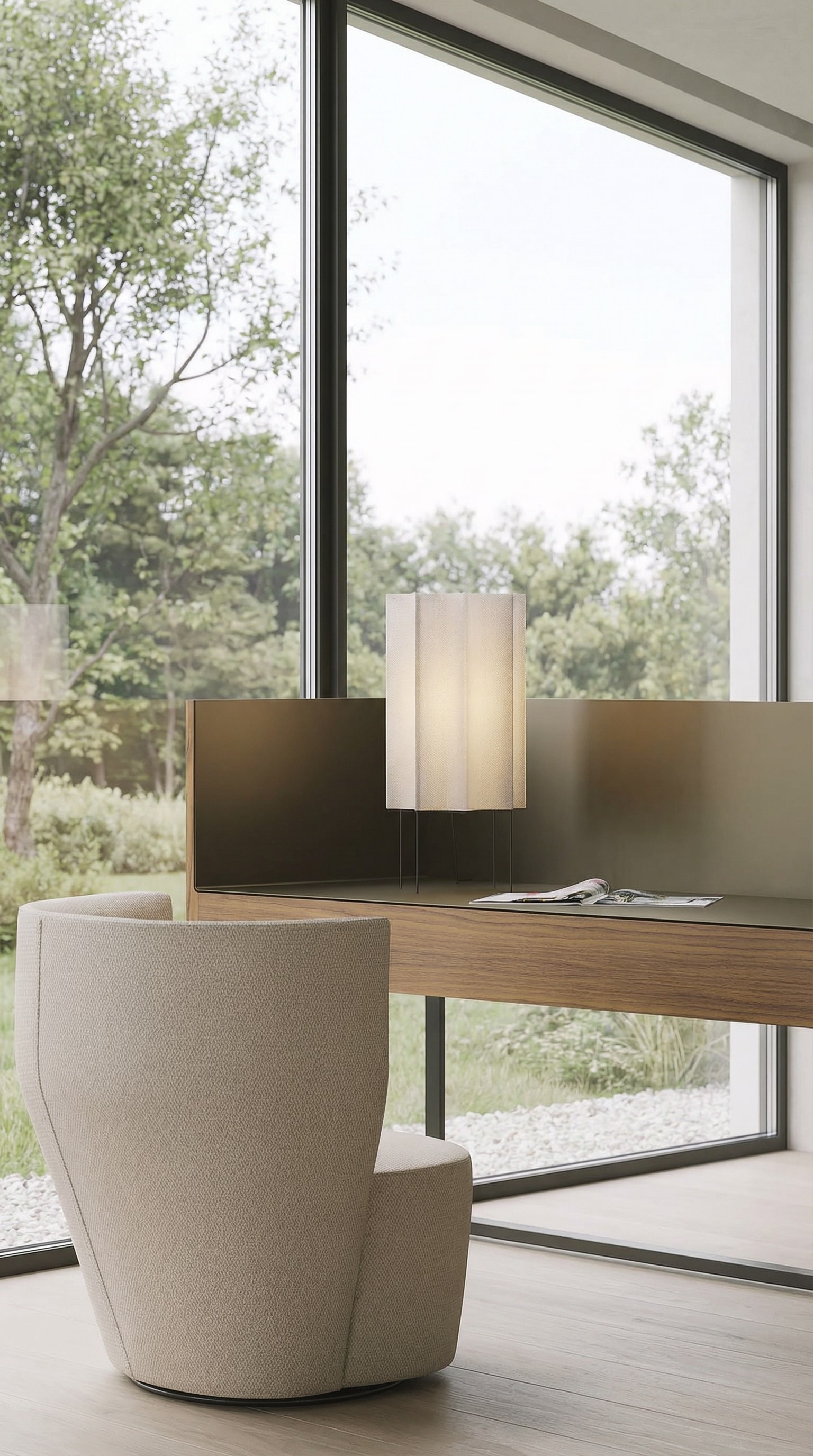 Lampe Punt Velasca sur un bureau élégant dans un bureau à domicile. Lampe Punt Velasca sur un bureau élégant dans un bureau à domicile.