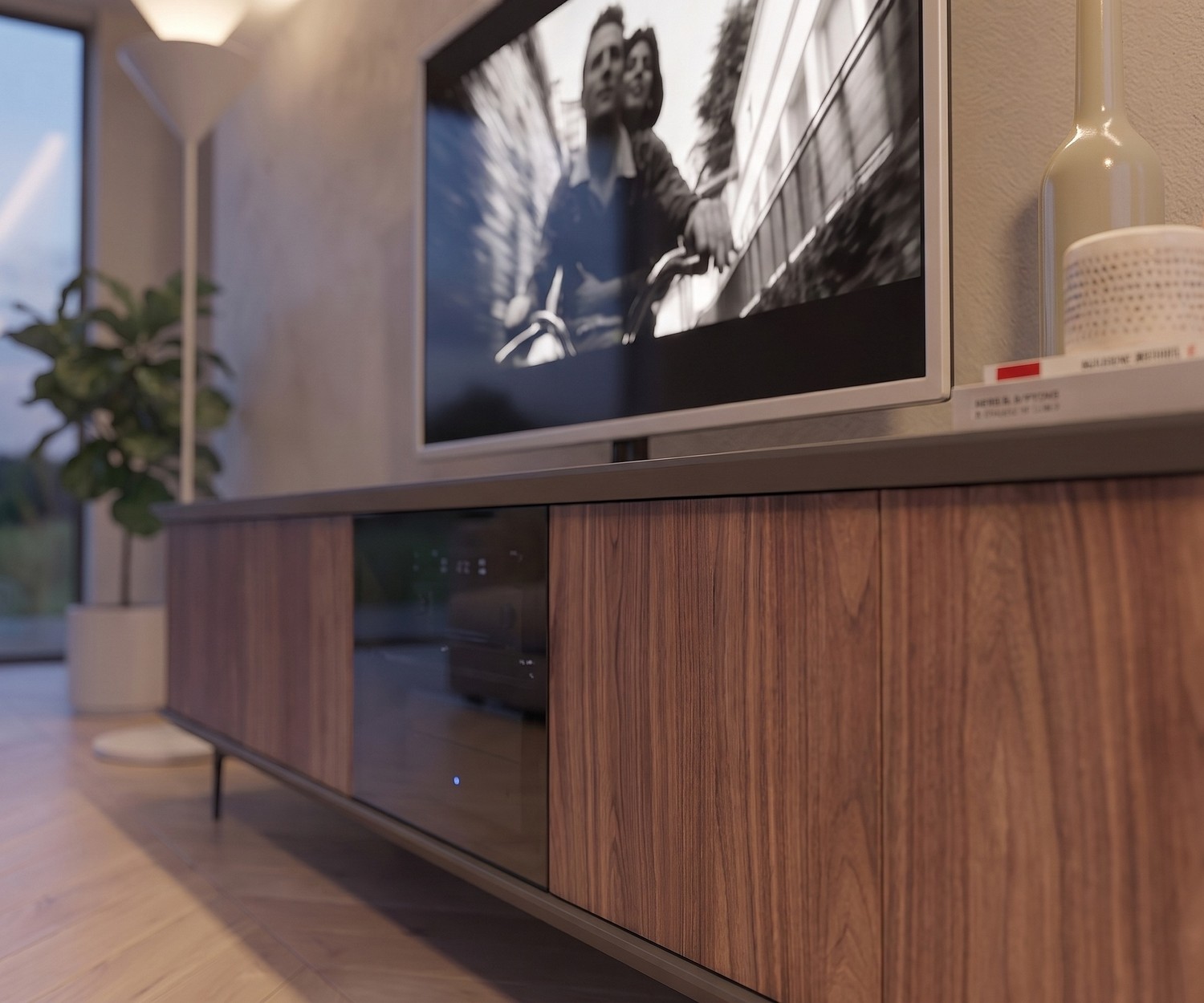 Ozzio Brera TV Lowboard met Rookglas Ozzio Brera TV-mediadressoir van walnoot met rookglasdeur in een modern interieur.