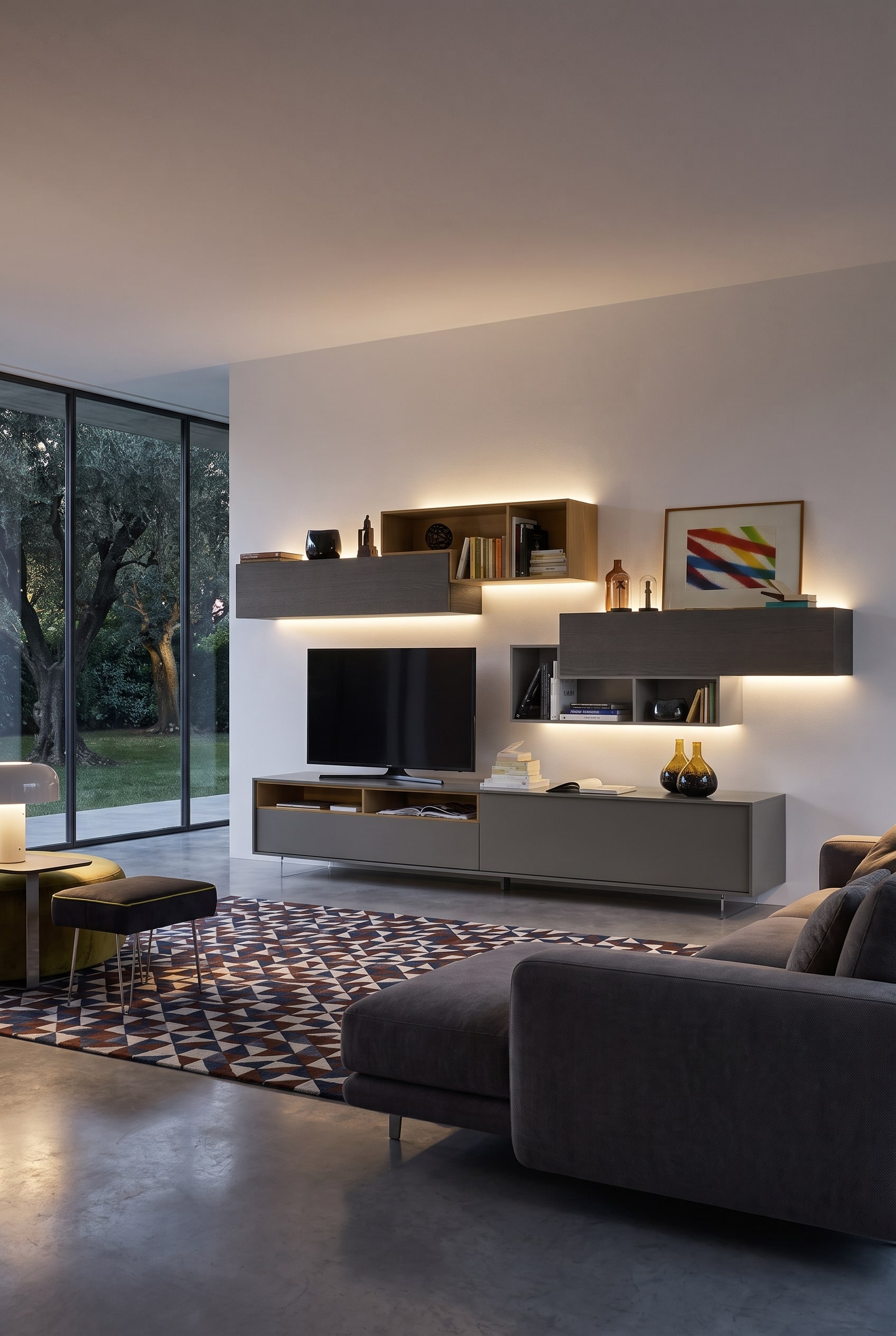 Salon avec un meuble TV mural asymétrique en bois et laque mate face à un canapé