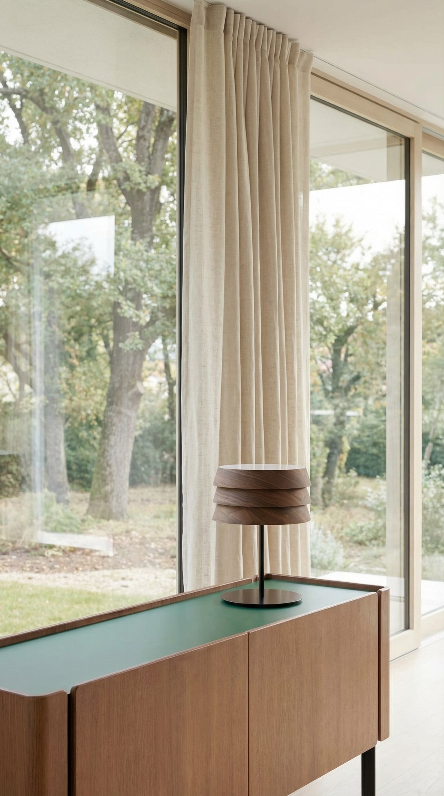 Lampe Punt Sussex avec lamelles en bois sur un buffet moderne.