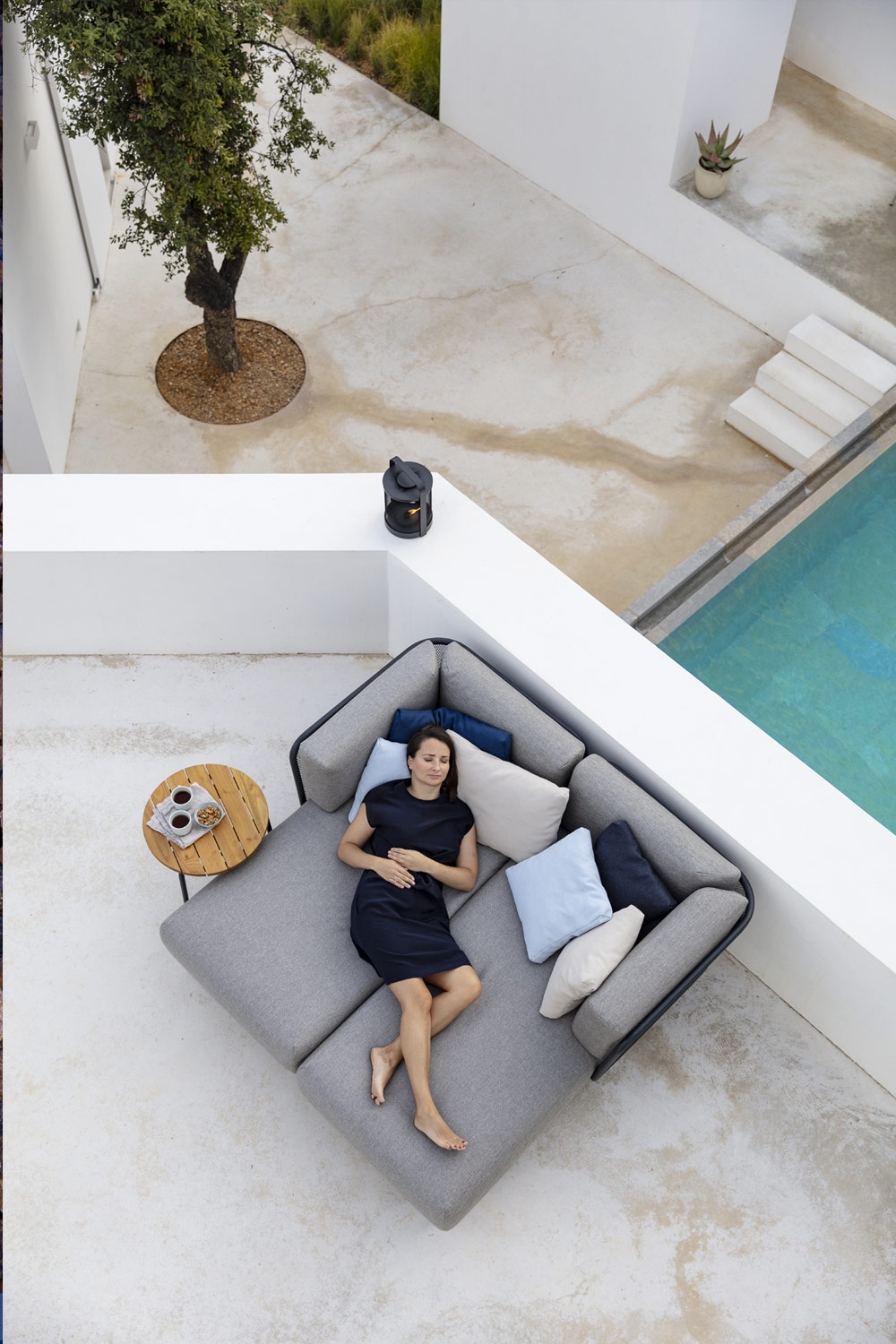 chaise-longue-deux-places-avec-petite-table-d'appoint