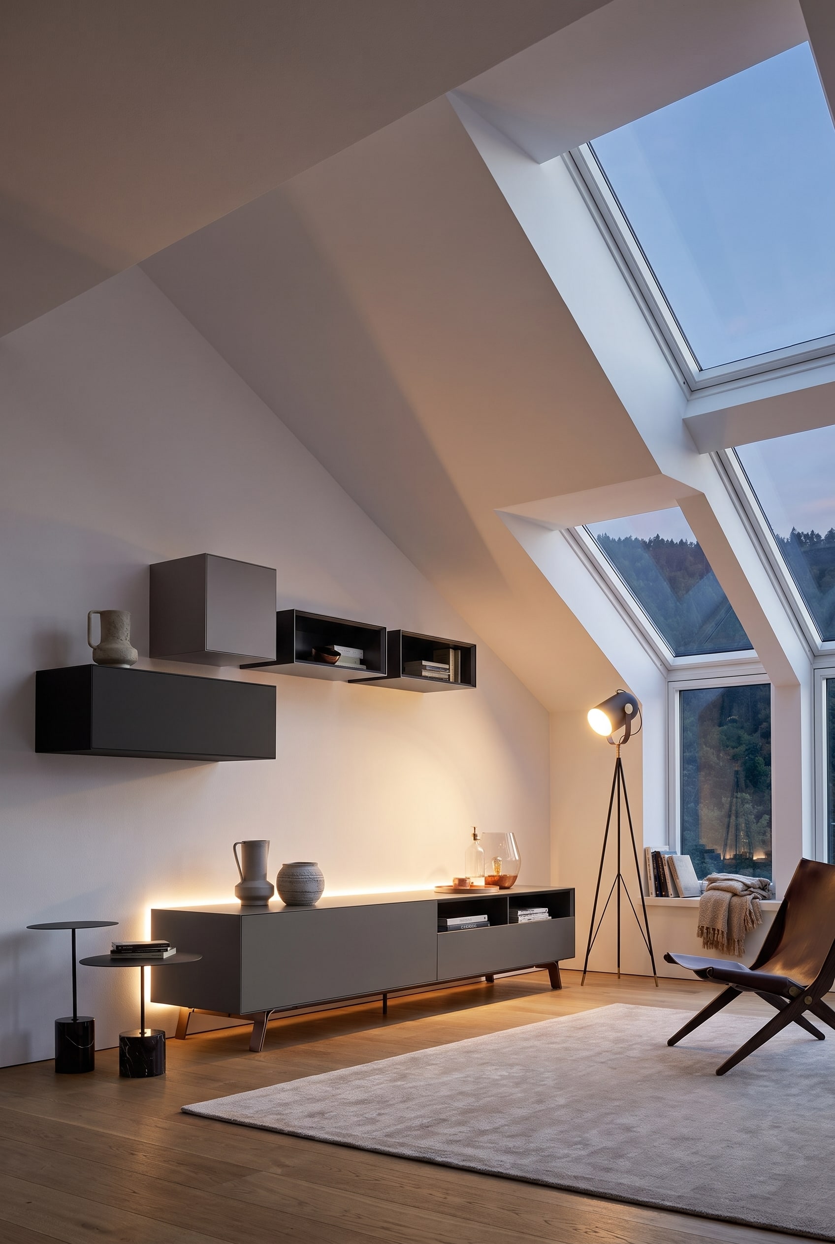 Meubles hauts modulaires blancs, adapt&eacute;s en forme d'escalier &agrave; l'inclinaison d'une pente de toit