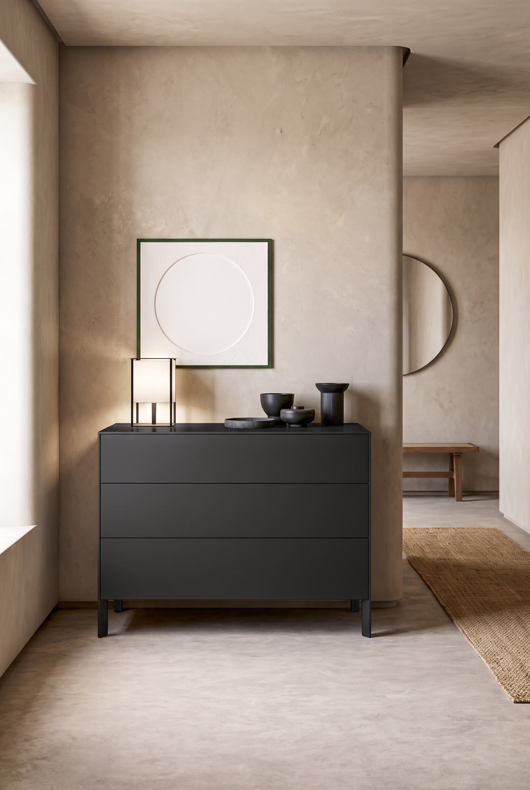 Commode de couloir moderne avec tiroirs agencés de manière asymétrique et un vase design