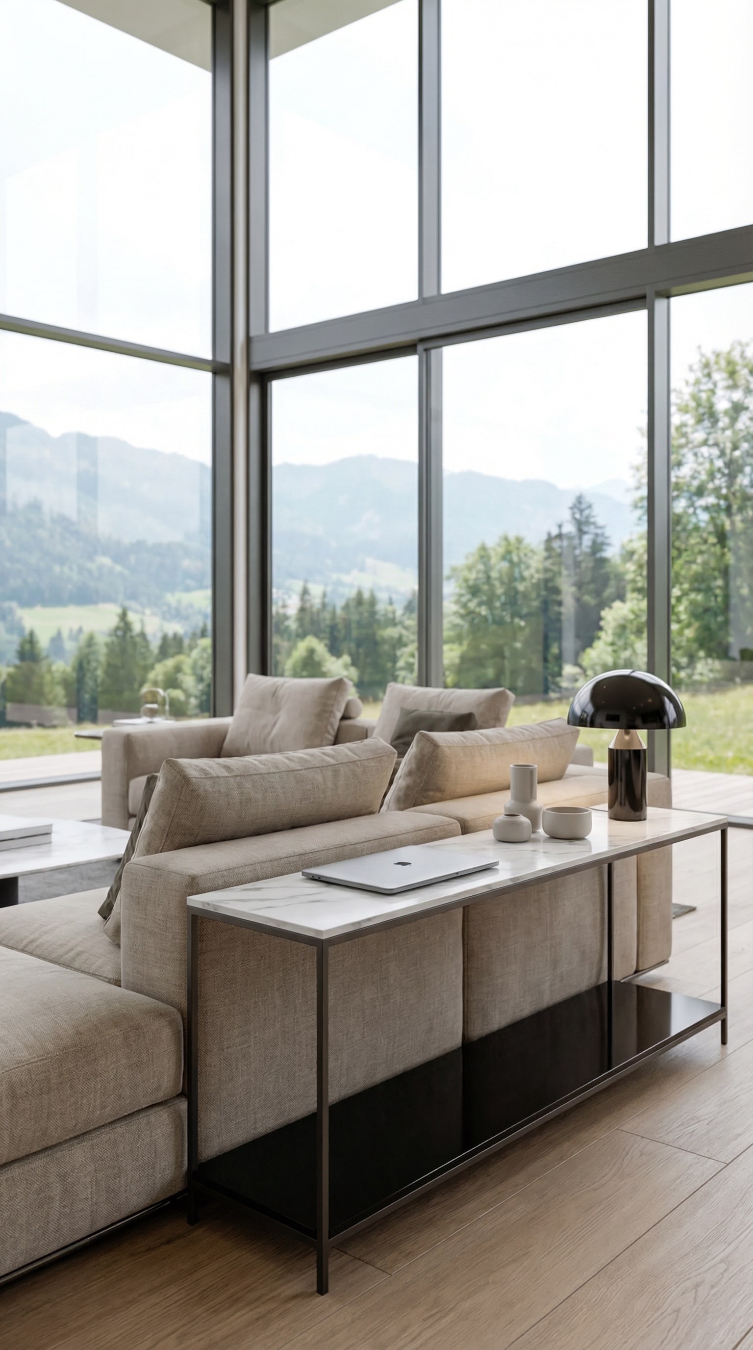 De platte Marelli console Frame geplaatst achter een vrijstaand designbank in een lichte woonruimte. De platte Marelli console Frame geplaatst achter een vrijstaand designbank in een lichte woonruimte.