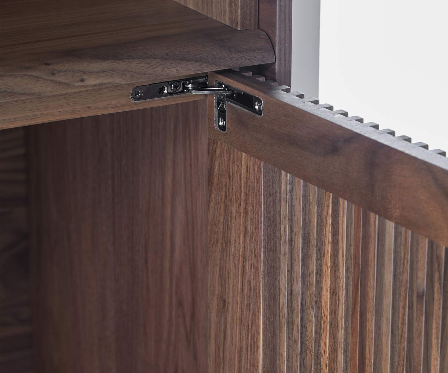 Highboard design Punt Malmö détail Vue sur les ferrures lorsque la porte à lamelles est ouverte Highboard design Punt Malmö détail Vue sur les ferrures lorsque la porte à lamelles est ouverte