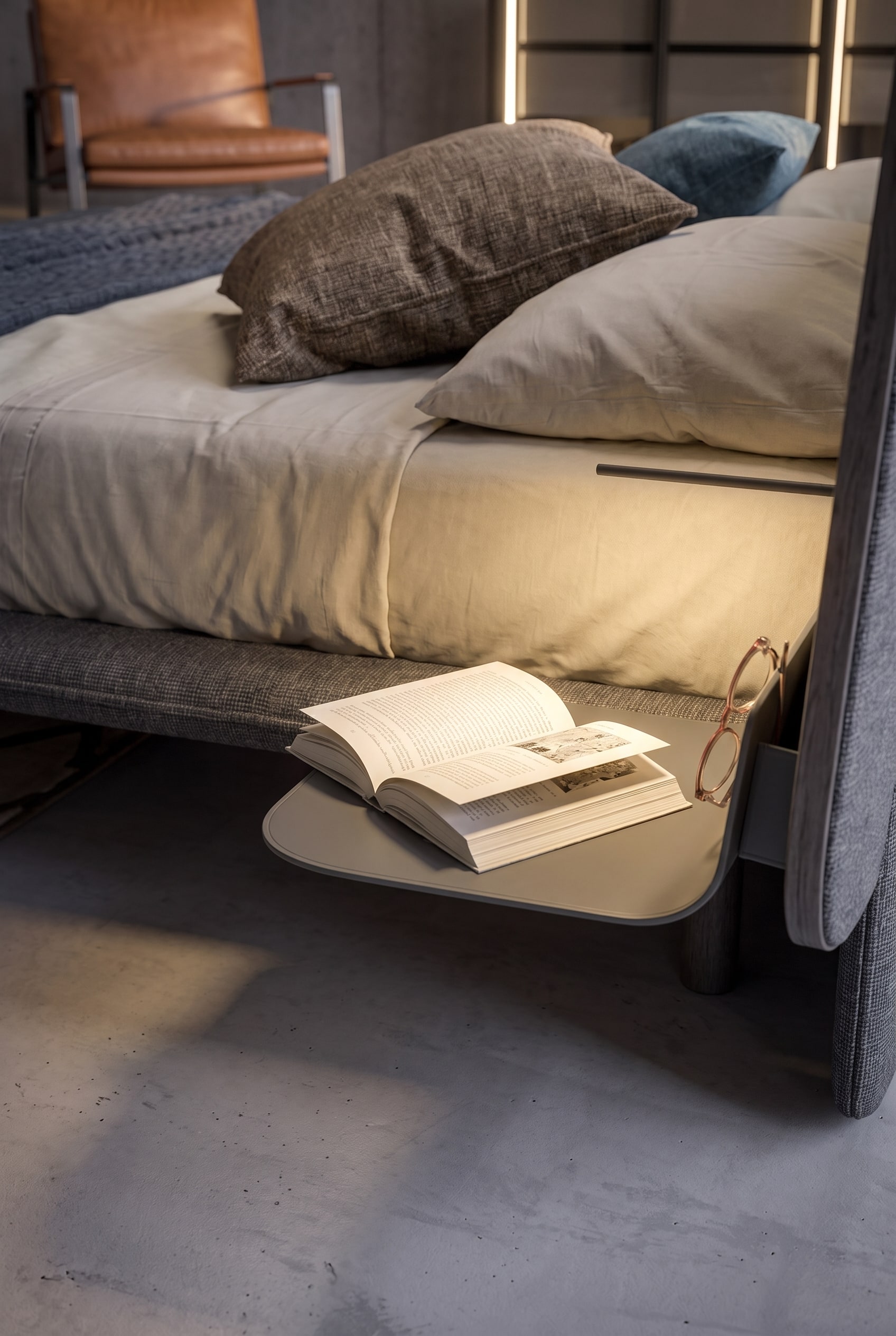 &Eacute;tag&egrave;re de chevet flottante en m&eacute;tal, mont&eacute;e sur la t&ecirc;te de lit, avec un livre ouvert et des lunettes.