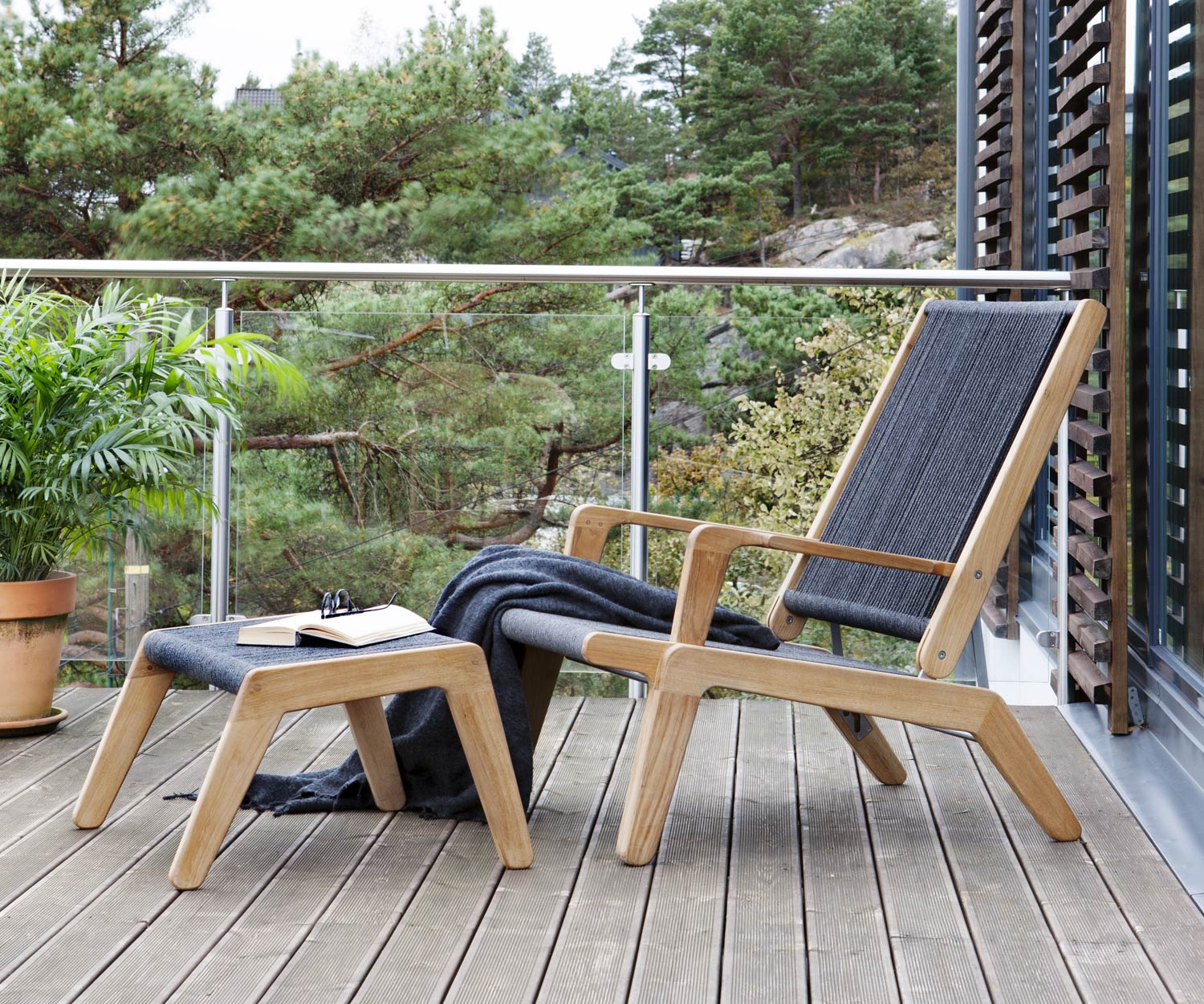 Moderne Oasiq Skagen Design tabouret en teck sur le balcon avec la chaise longue Skagen 