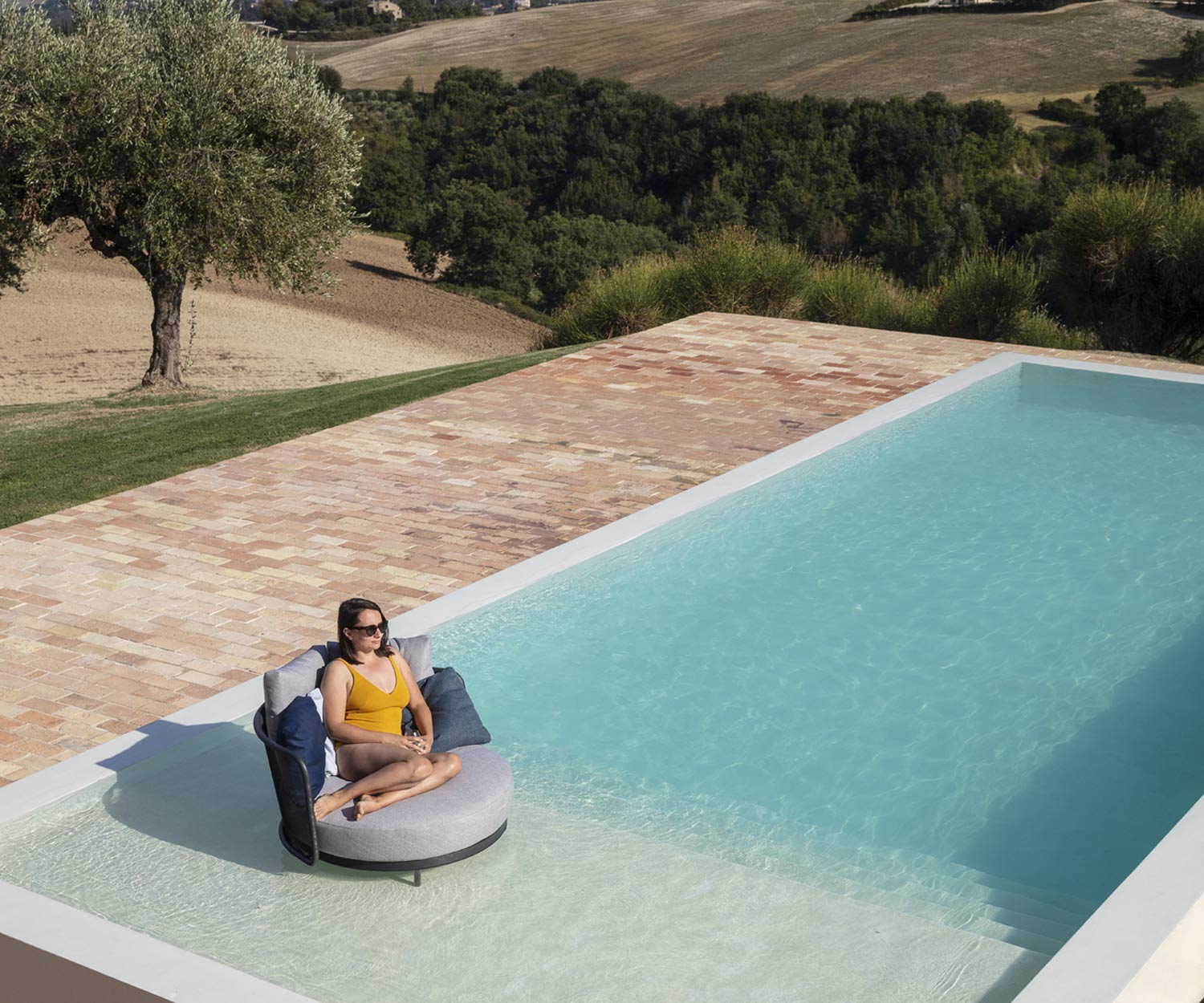 Salon de jardin résistant Baza Round de Todus avec pieds dans la piscine Salon de jardin résistant Baza Round de Todus avec pieds dans la piscine
