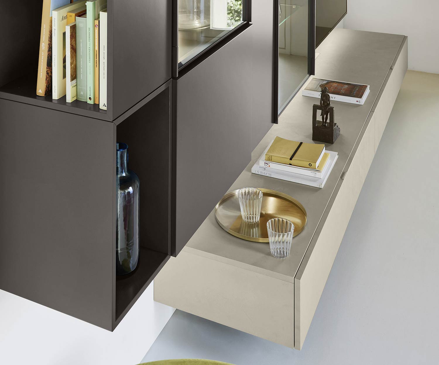 Livitalia Design hangelement C39 zwevend met detail in de vitrines Livitalia Design hangelement C39 zwevend met detail in de vitrines