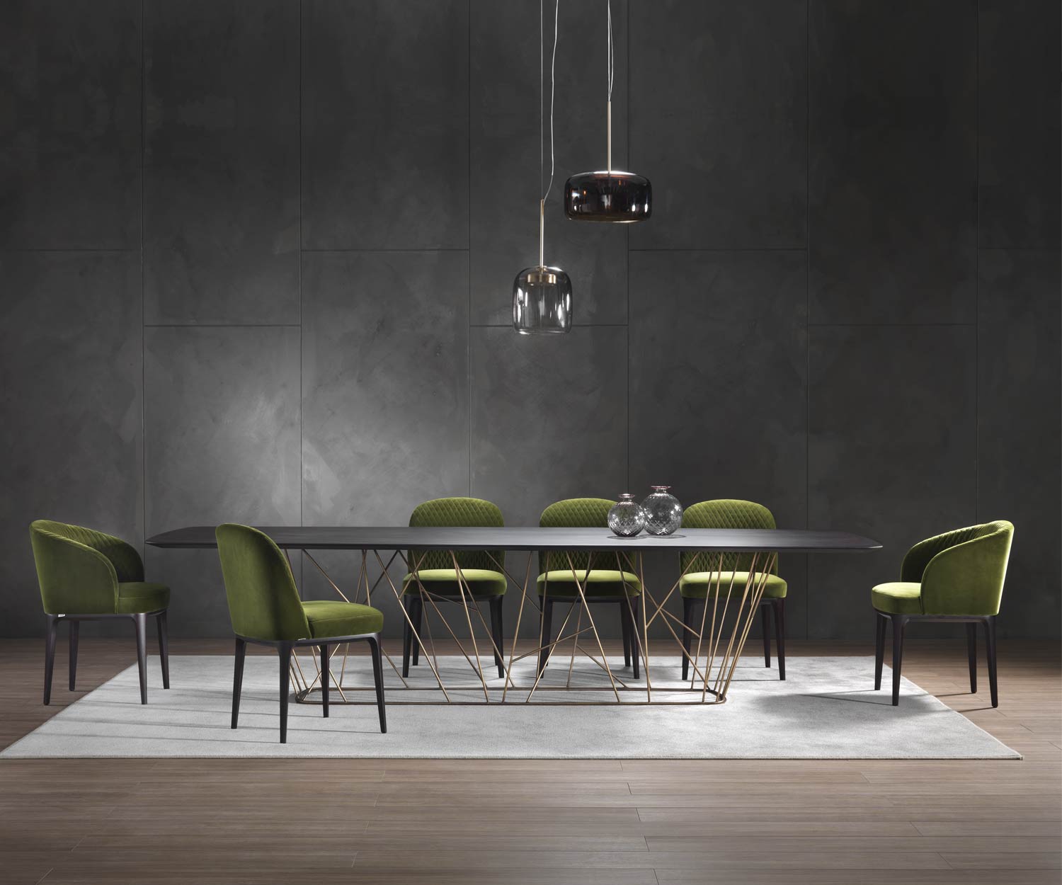 Table de salle à manger design en chêne teinté foncé sur fond sombre photographiée à la lumière