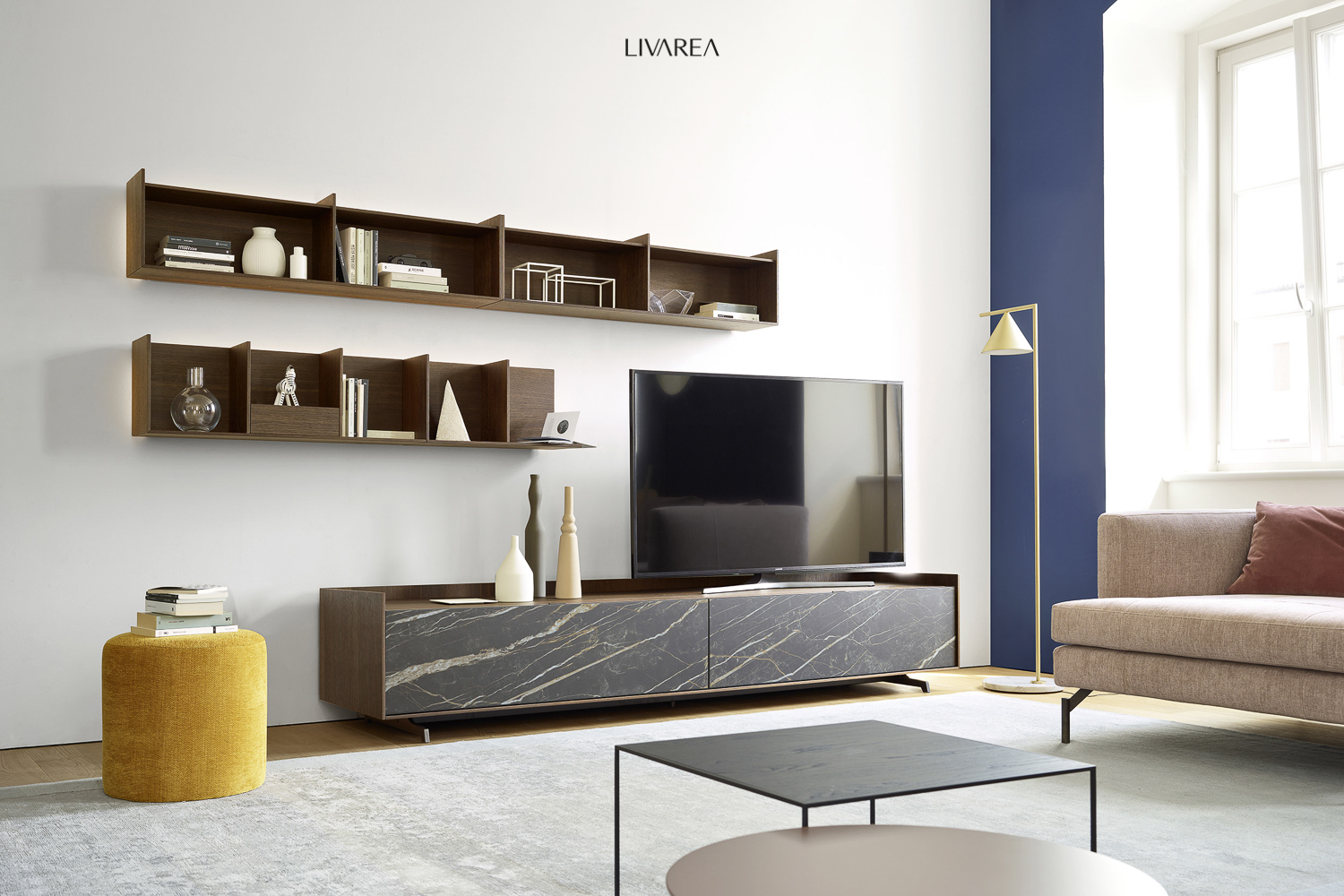 Minimalistisch wandmeubel voor kleine kamers met houten wandplank Minimalistisch wandmeubel voor kleine kamers met houten wandplank