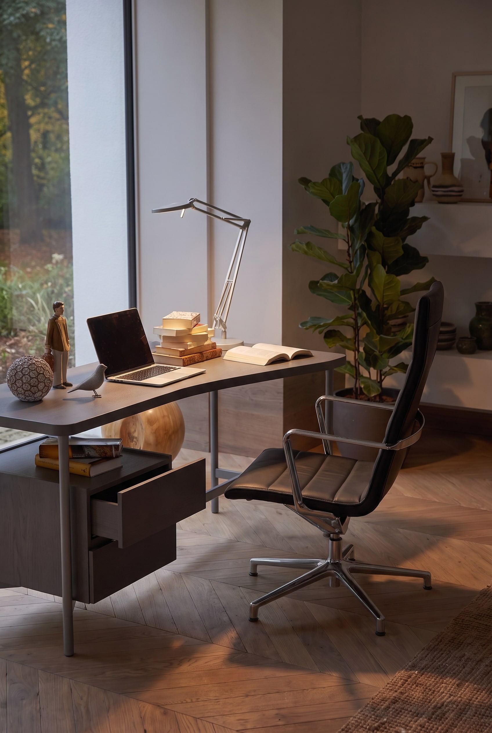 Bureau à domicile élégant avec un bureau filigrane et la chaise de bureau ICF Valea Lounge aux formes douces