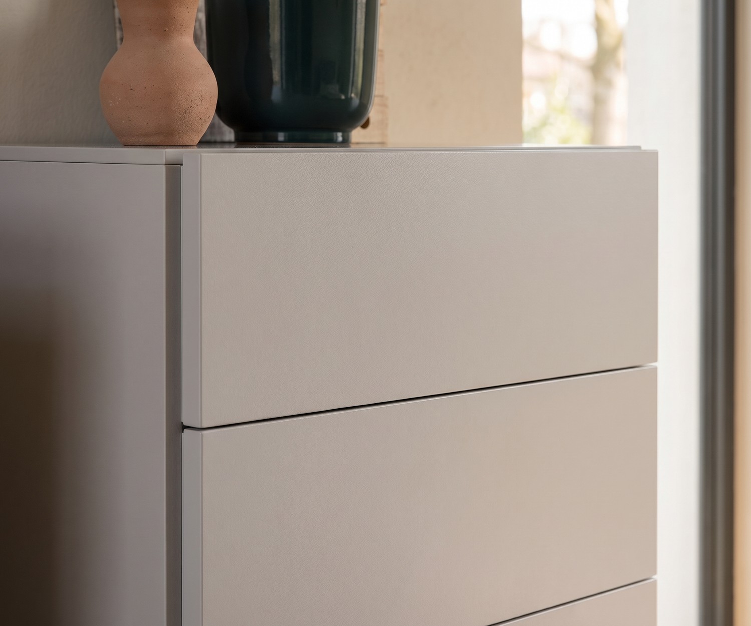 Moderne hoge ladekast Easy greeploos Novamobili Easy hoge ladekast voor de slaapkamer in modern mat beige, greeploos design.