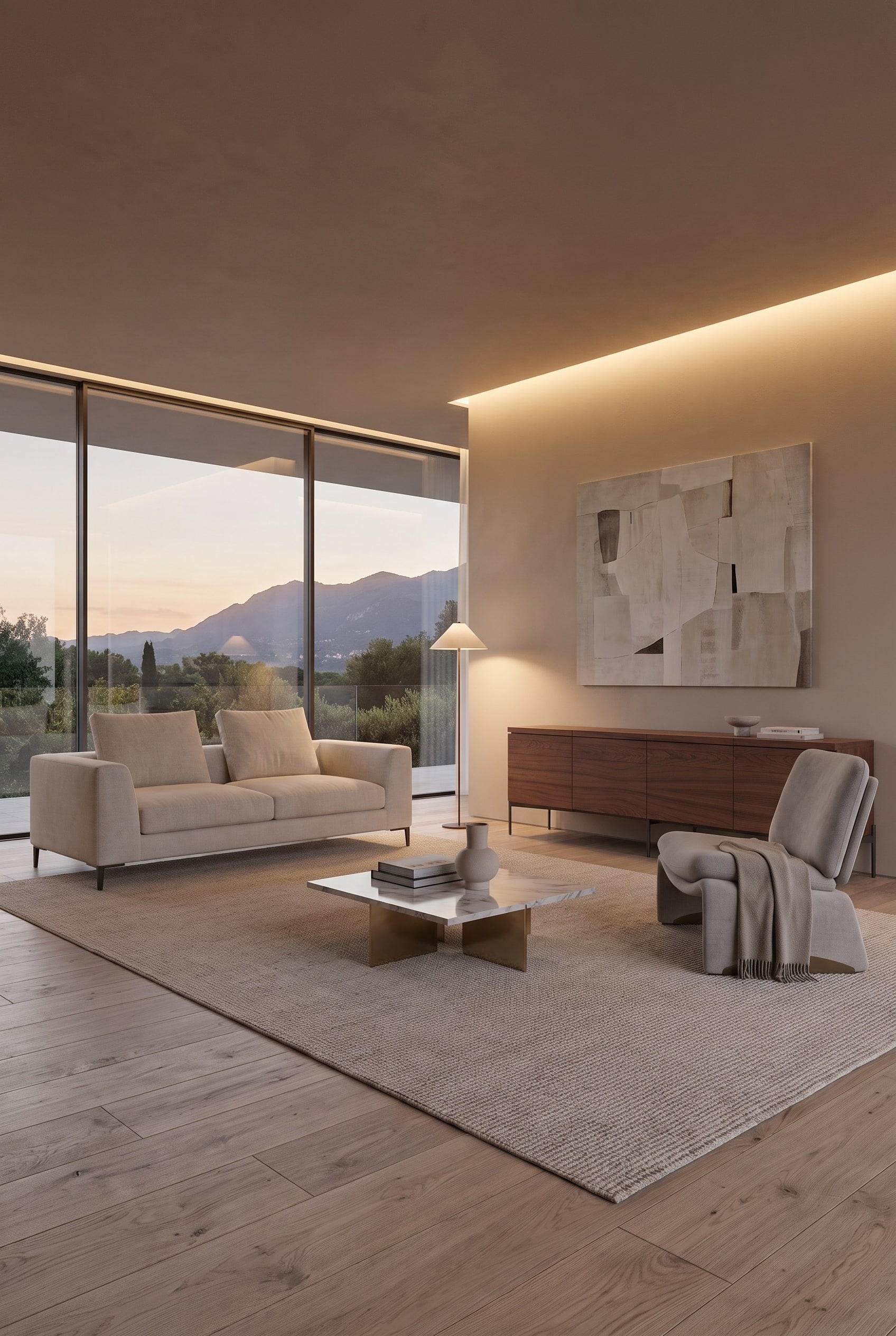 Salon au coucher du soleil, canapé et fauteuil clairs au premier plan, buffet en bois foncé à l'arrière-plan.