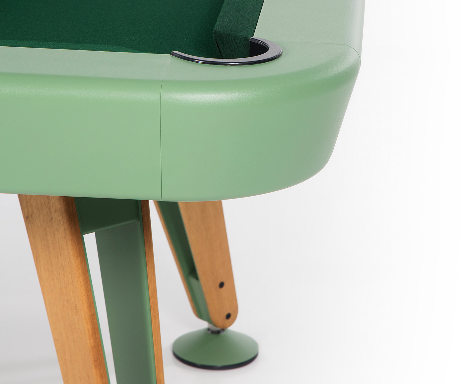 Diagonale hoekbiljarttafel van RS Barcelona in detail met stoffen bekleding en groene lakafwerking