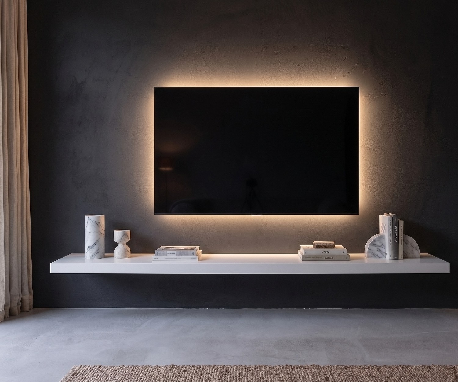 Étagère murale TV suspendue Livitalia en blanc Étagère murale TV suspendue Livitalia blanche sous un téléviseur, design de salon minimaliste et moderne.