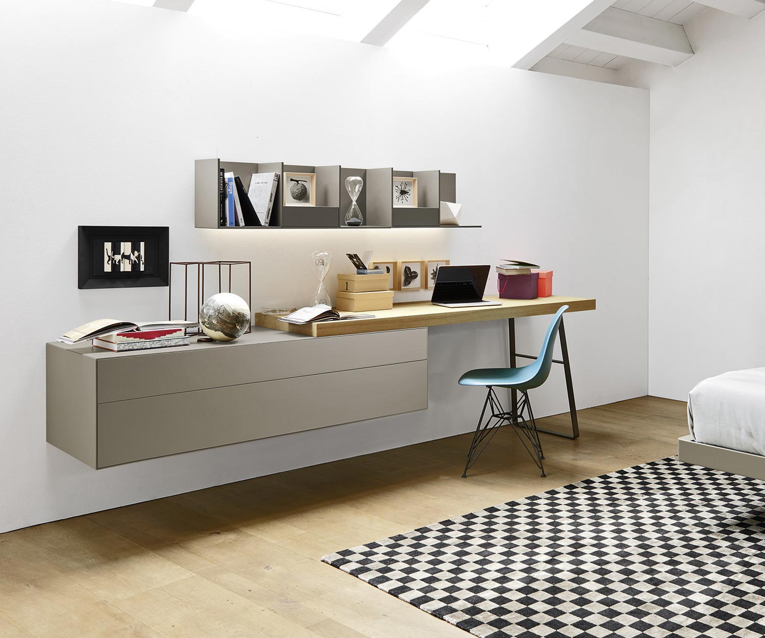 Ecletto commode suspendue de Livitalia vue oblique corps gris clair Ecletto commode suspendue de Livitalia vue oblique corps gris clair