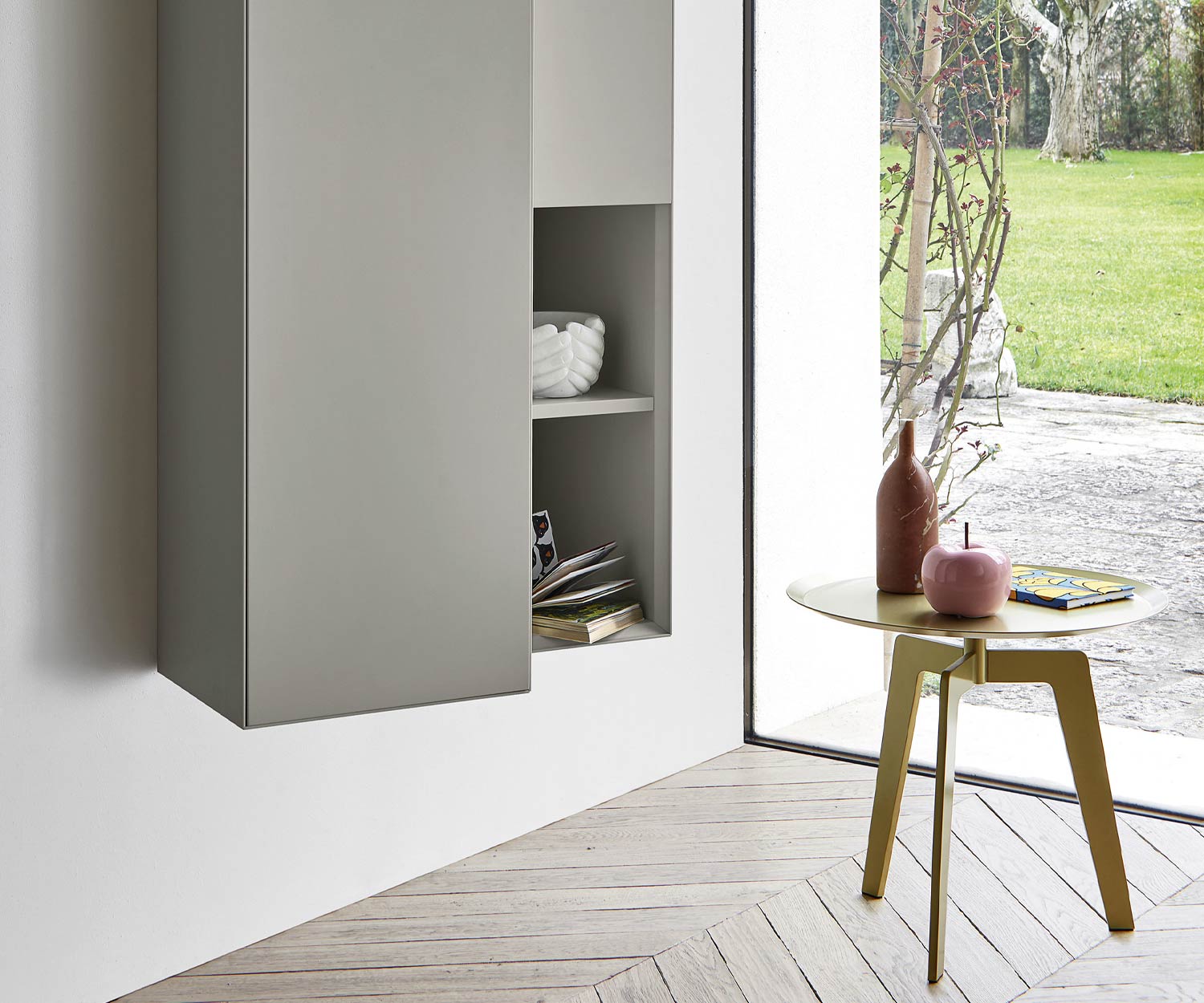 Table Lotus laquée or Livitalia sur trois pieds avec tablette Table Lotus laquée or Livitalia sur trois pieds avec tablette