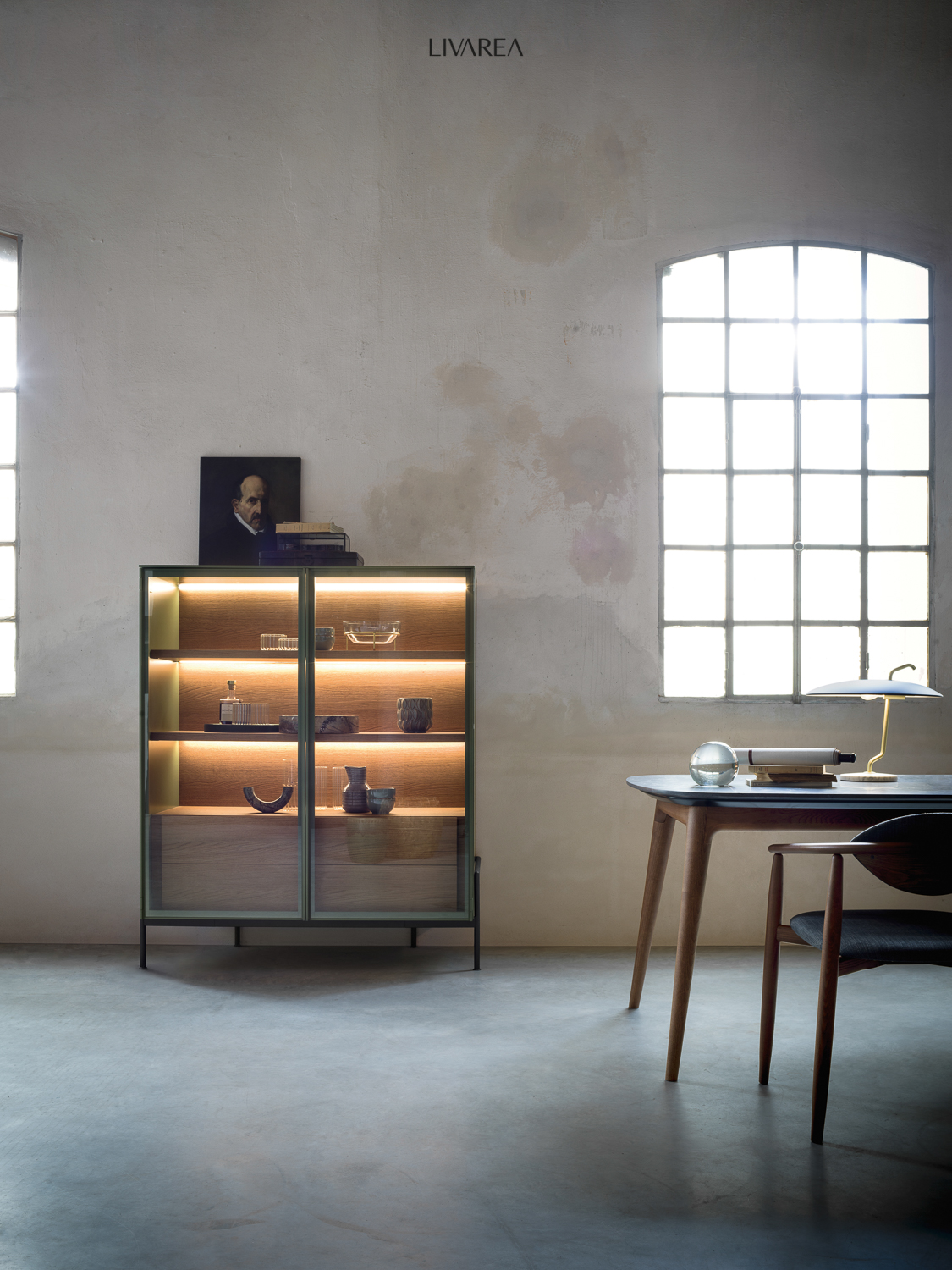 Vitrine en verre moderne avec éclairage LED et tiroirs Vitrine en verre moderne avec éclairage LED et tiroirs