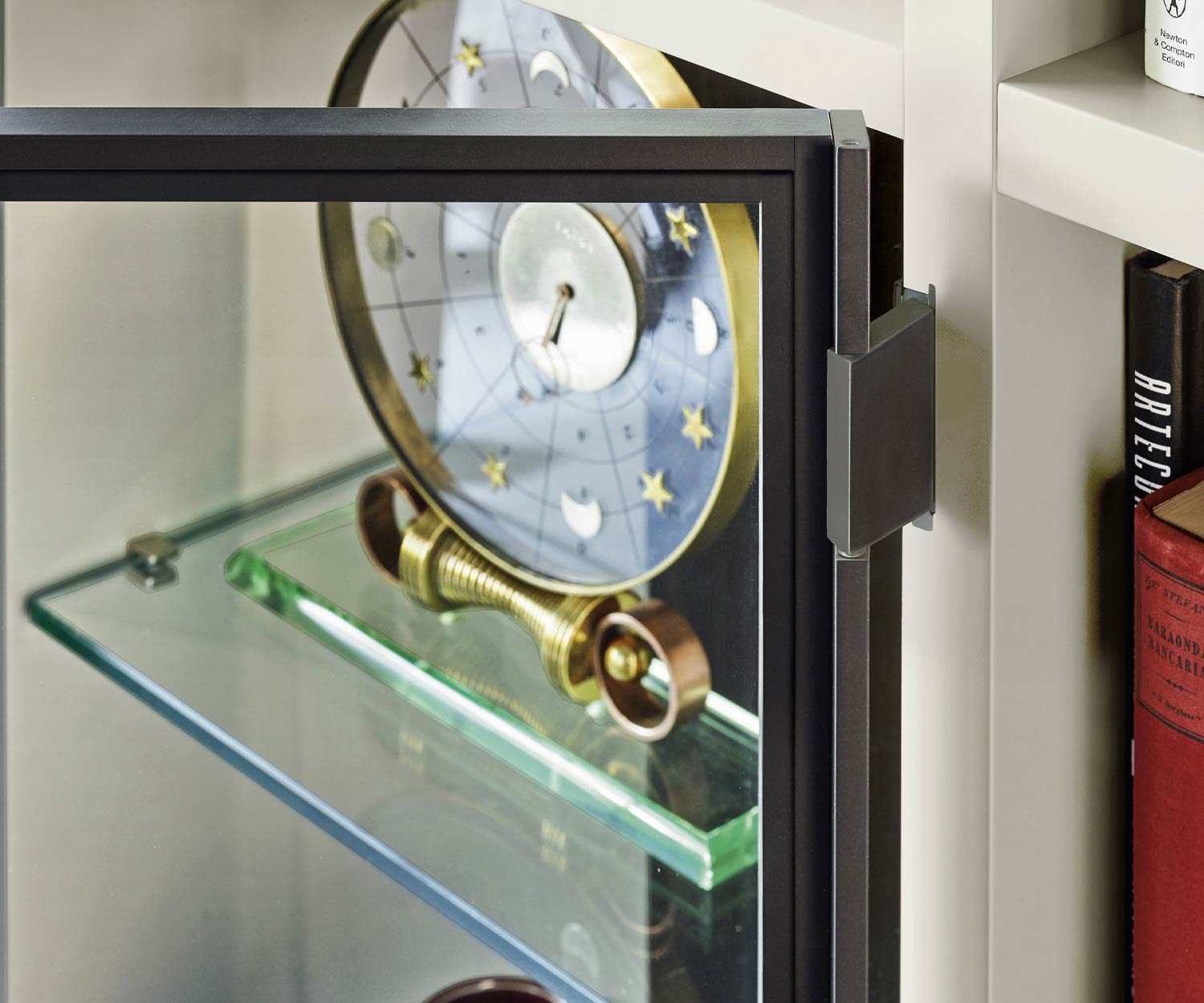 Design boekenkast met ladder en glazen kast en 180° scharnieren Design boekenkast met ladder en glazen kast en 180° scharnieren