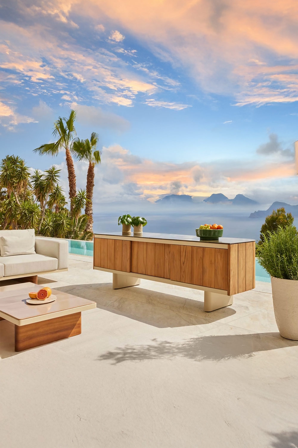 buffet-ext&eacute;rieur-en-teck-et-c&eacute;ramique-sur-une-terrasse-clairement-am&eacute;nag&eacute;e