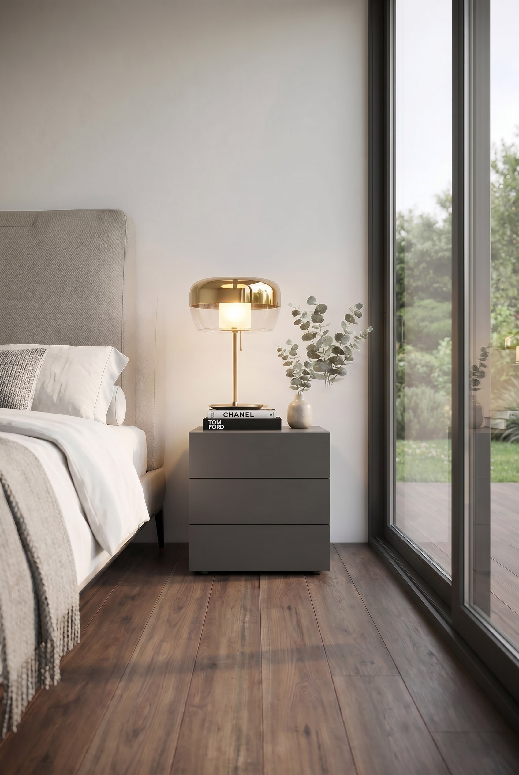 Surface de rangement &eacute;l&eacute;gamment d&eacute;cor&eacute;e de la table de chevet Valeo avec une lampe &eacute;l&eacute;gante et un livre.