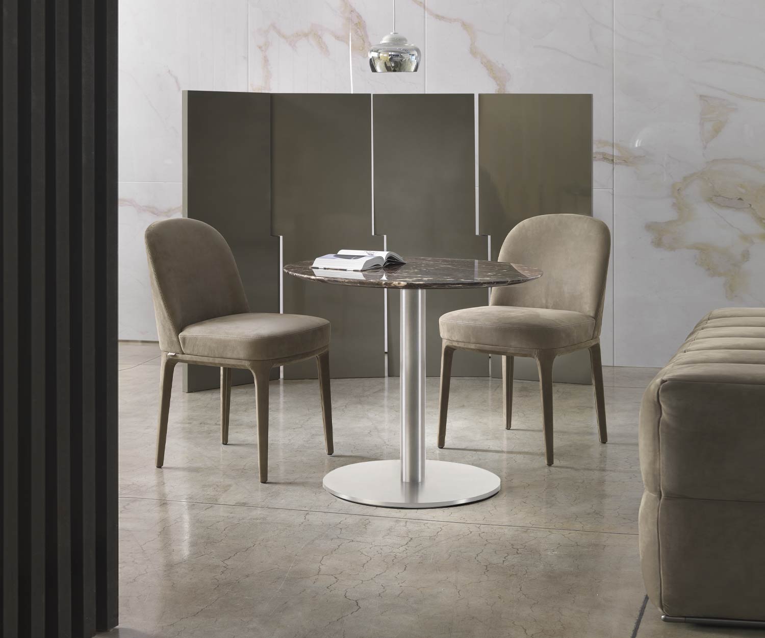 Moderne Break eettafel van Marelli met bruin marmeren blad Moderne Break eettafel van Marelli met bruin marmeren blad
