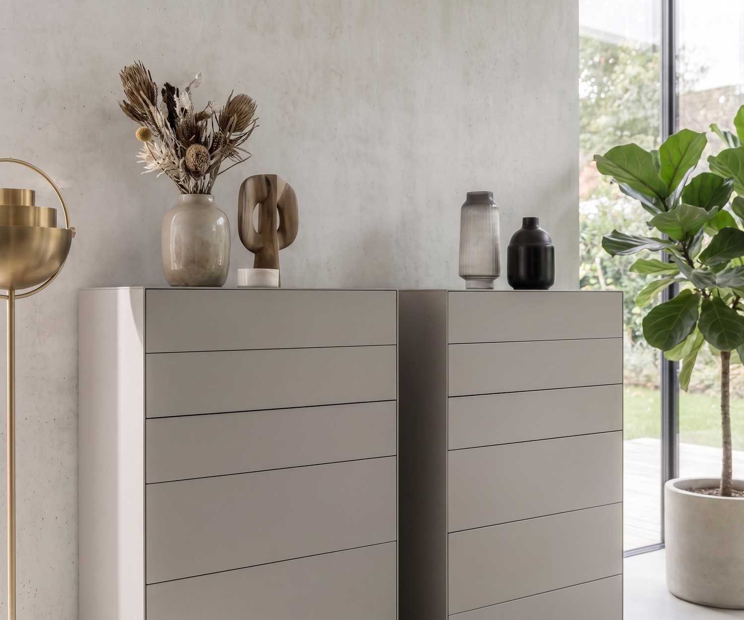 Livitalia Ecletto minimalistische hoge ladenkast Livitalia Ecletto hoge ladenkast in de slaapkamer, lichtgrijze design commode met greeploze laden.