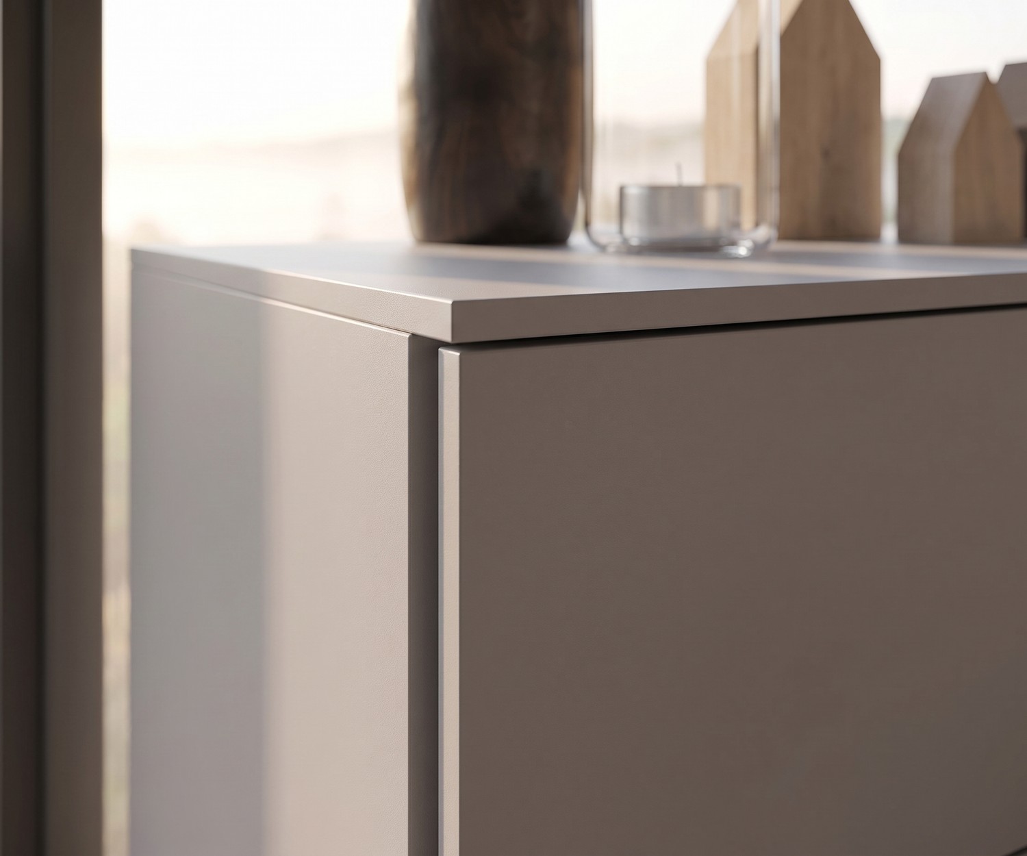 Commode design moderne Livitalia Atena pour chambre Commode Livitalia Atena pour le rangement de la chambre, placée devant une baie vitrée au style moderne et épuré.