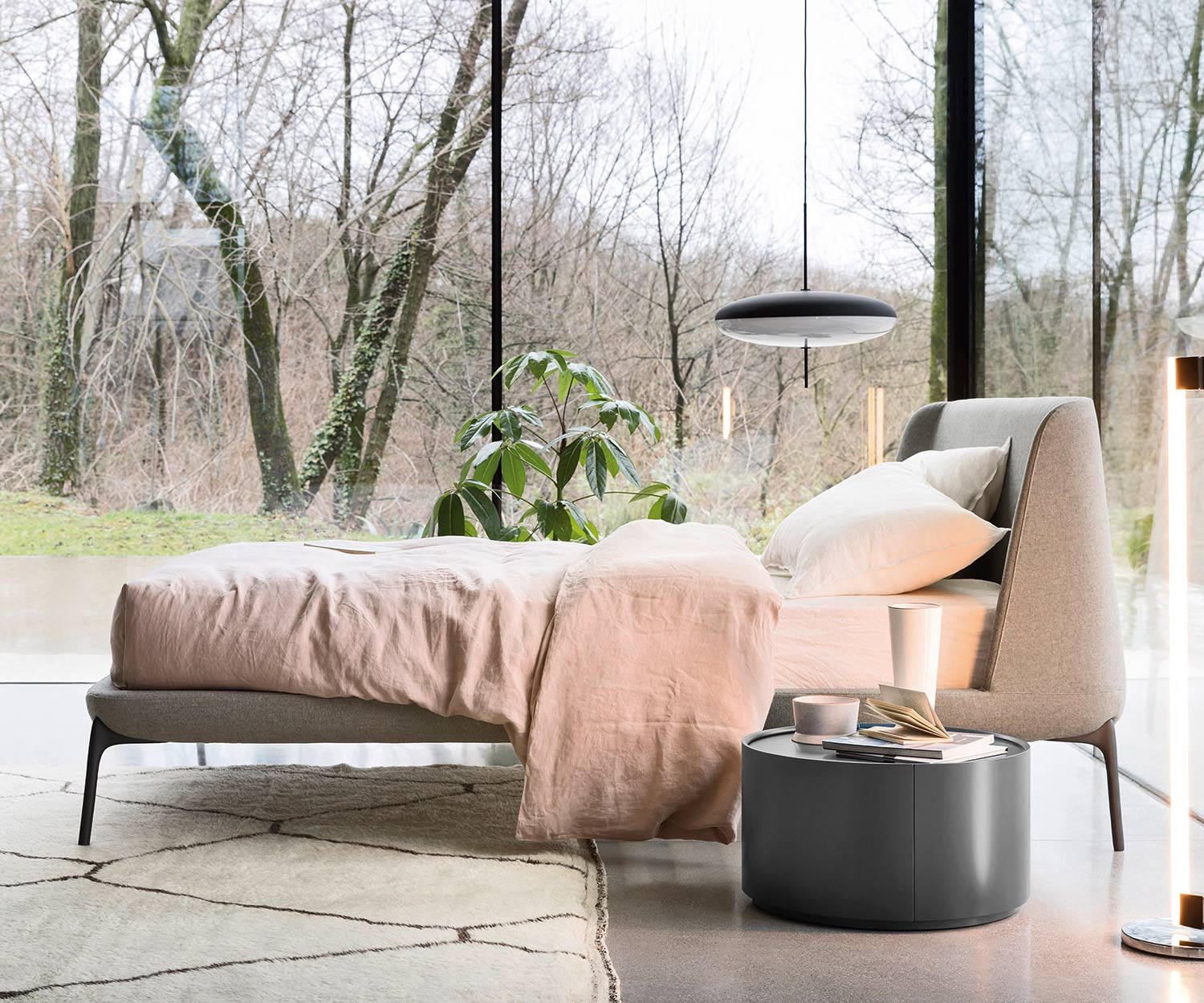 Ronde design bijzettafel Allout van Novamobili in de slaapkamer Ronde design bijzettafel Allout van Novamobili in de slaapkamer