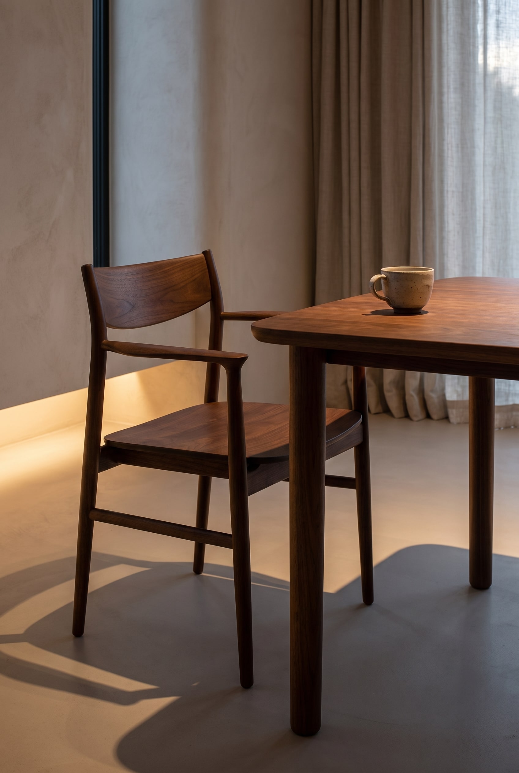 Vue d&eacute;taill&eacute;e d'une chaise en bois marron fonc&eacute; avec une silhouette plate et une assise tactile &agrave; la table &agrave; manger