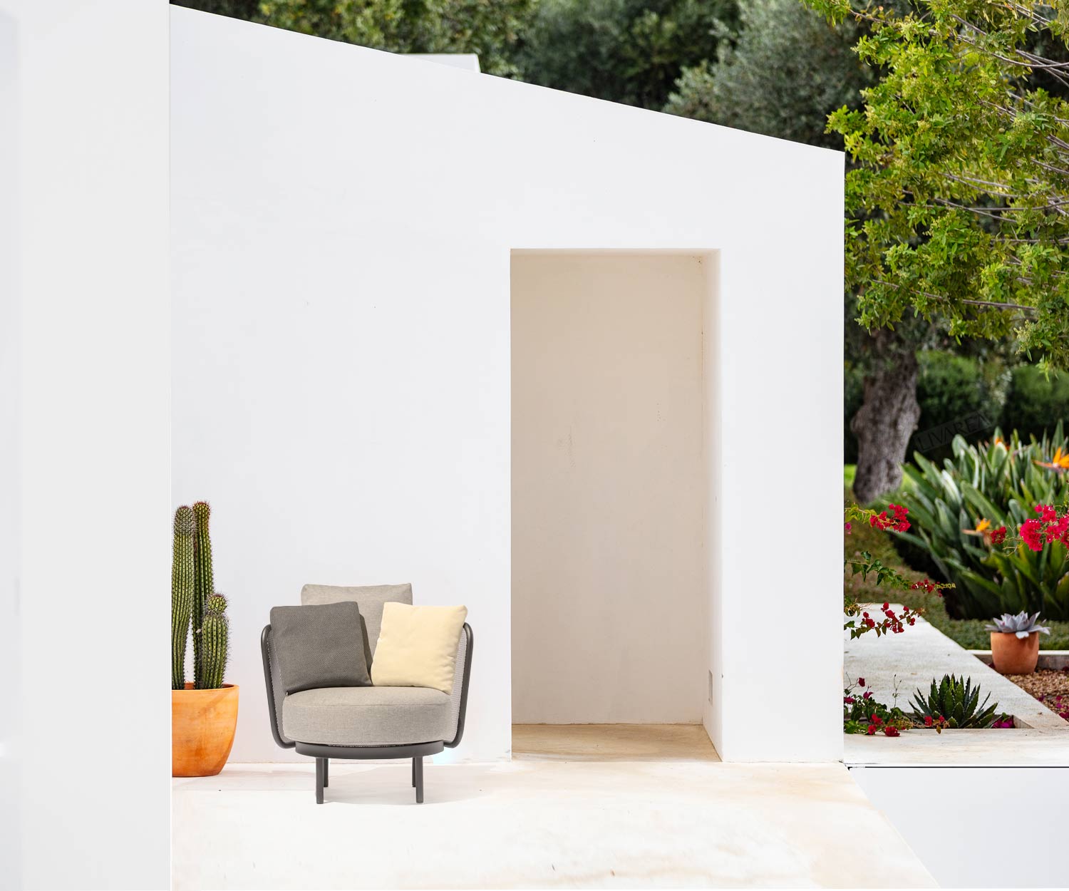 Todus Baza Round Design clubfauteuil op het terras Todus Baza Round Design clubfauteuil op het terras