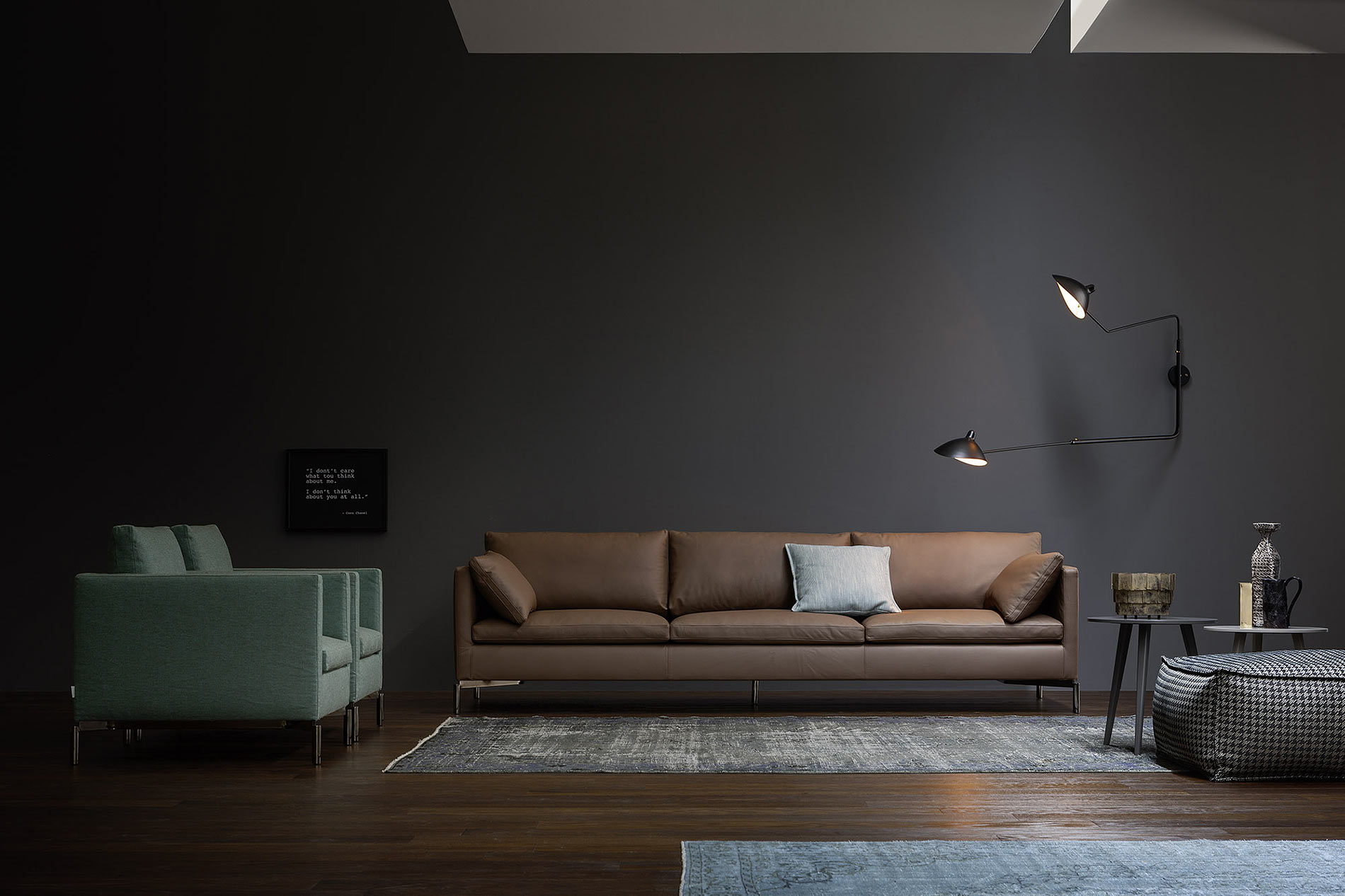 Design leren bank op chromen poten