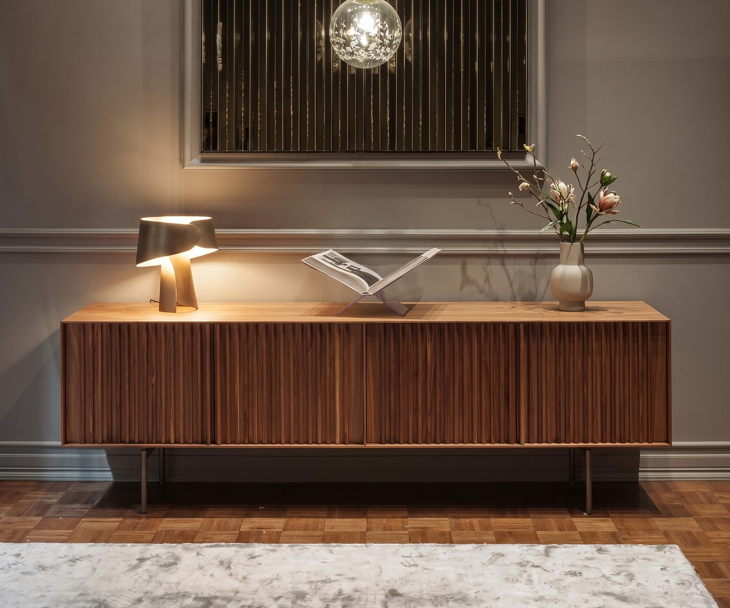 Buffet design exclusif pour salon sur pieds en noyer avec portes à lamelles