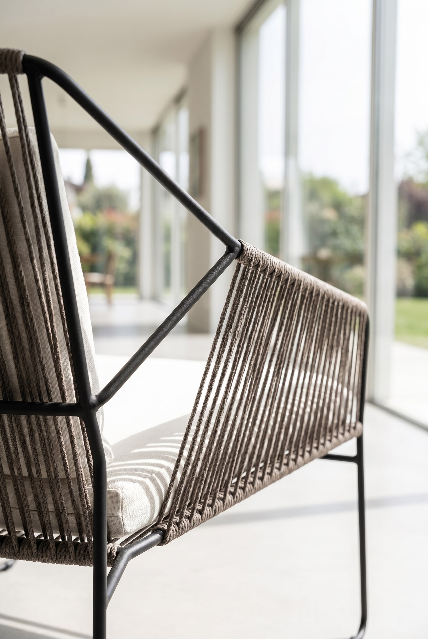 Gros plan sur la structure filigrane de meubles de jardin d'ext&eacute;rieur modernes