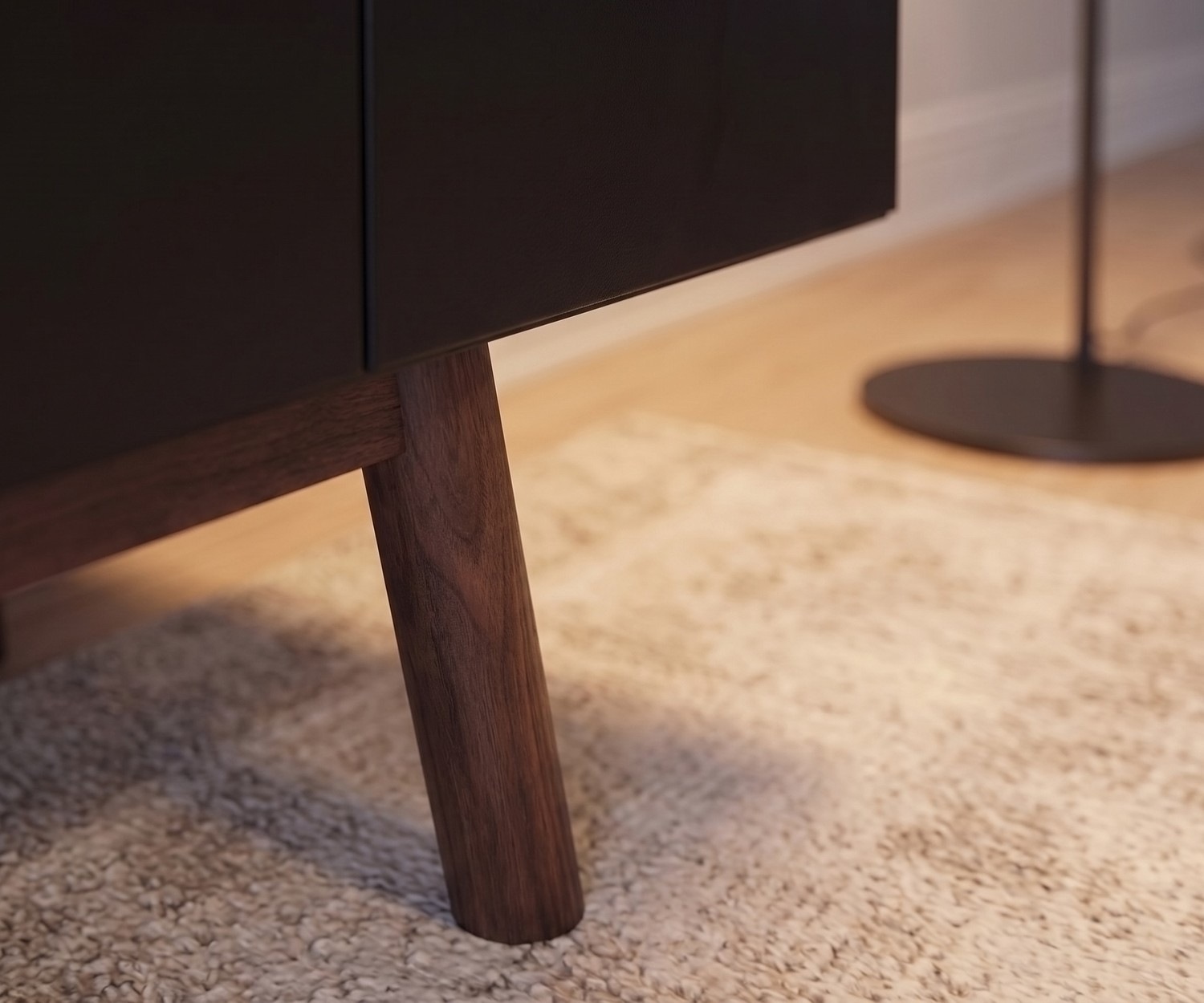 TV-meubel MOS-I-KO 005 B voor de woonkamer: detail van de massief houten poot en het matzwarte retro design.
