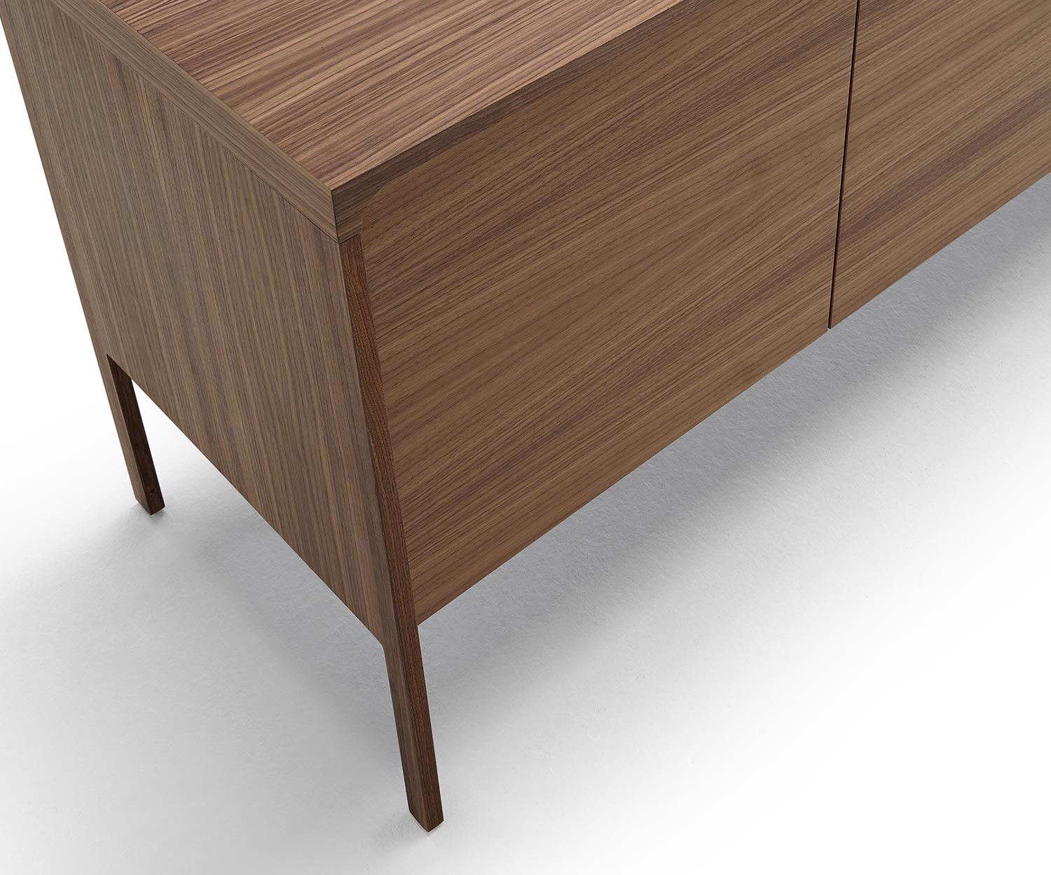 Punt Designer Sideboard Tactile Corps en noyer Détail des chants et des pieds Punt Designer Sideboard Tactile Corps en noyer Détail des chants et des pieds