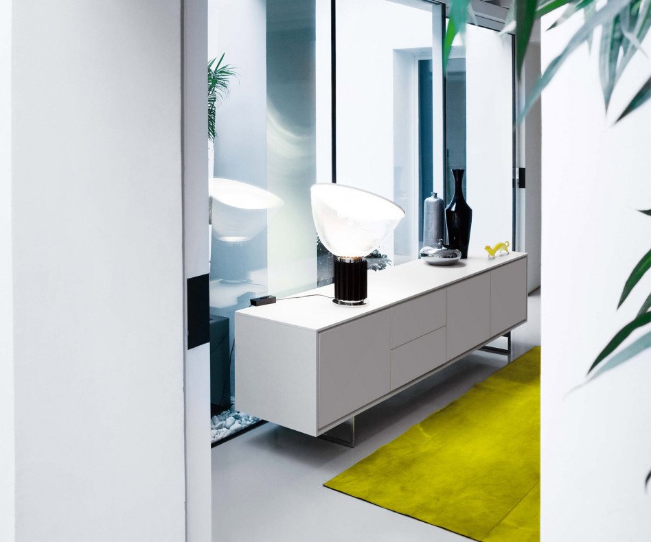 Modern design dressoir op verchroomde poten in de woonkamer