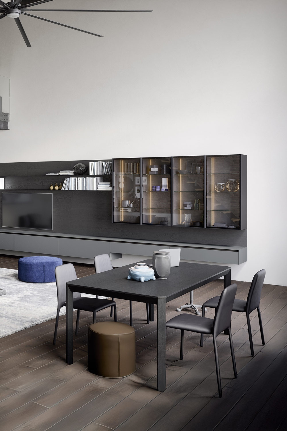 moderne-woonkamer-met-hangvitrine-en-stilistisch-afgestemde-eetgroep