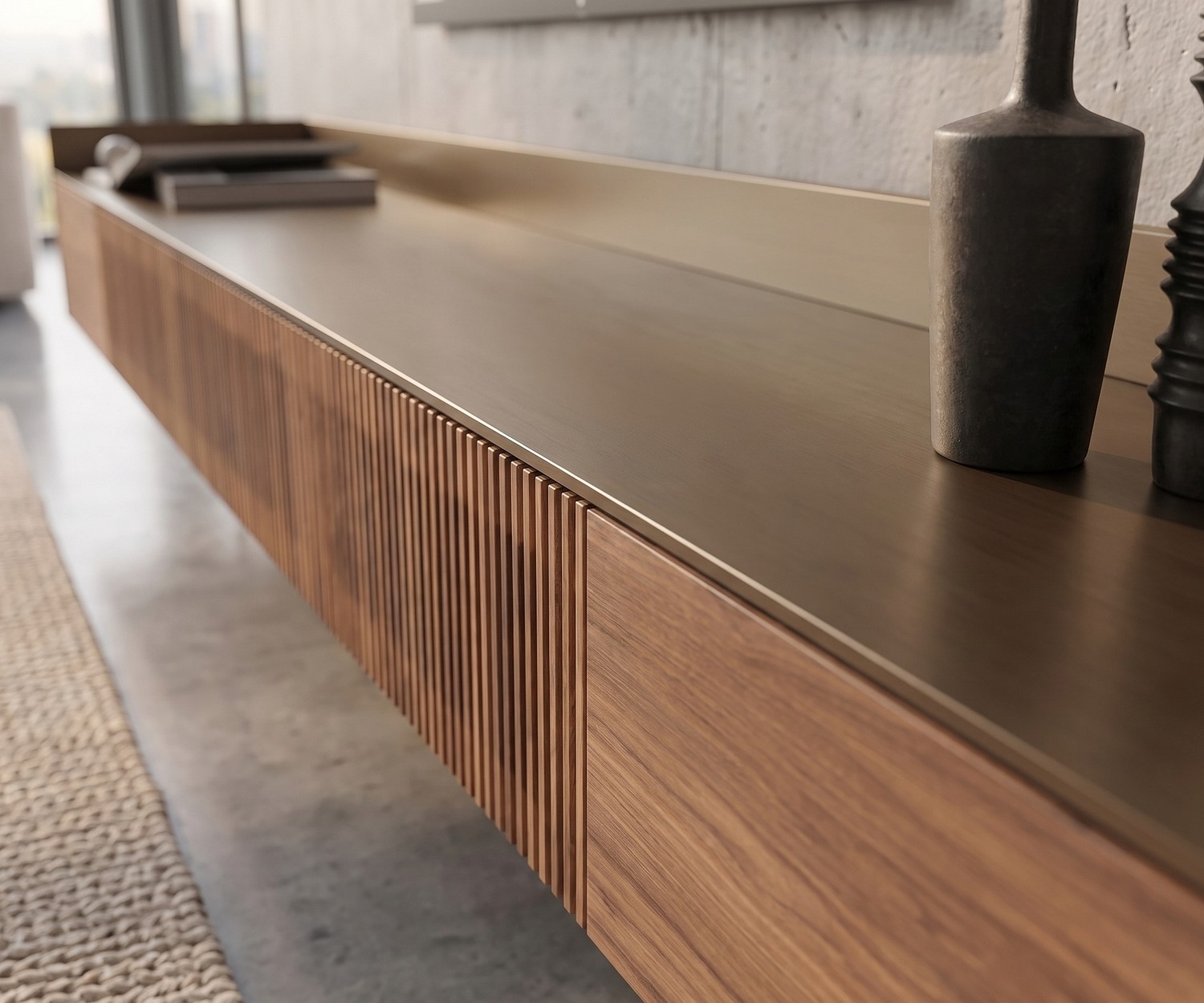 Punt Stockholm Slim Zwevend Tv-Meubel Punt Stockholm Slim zwevend tv-meubel van hout met gouden top in een modern interieur.