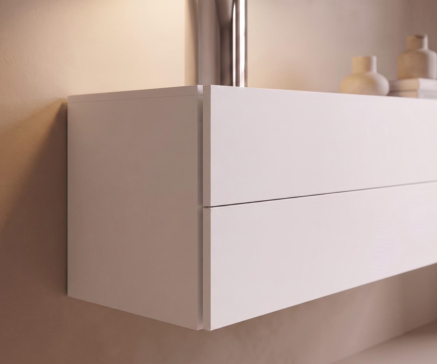 Novamobili Easy zwevend dressoir met 2 laden in de hal onder een ronde spiegel met een moderne designlamp.