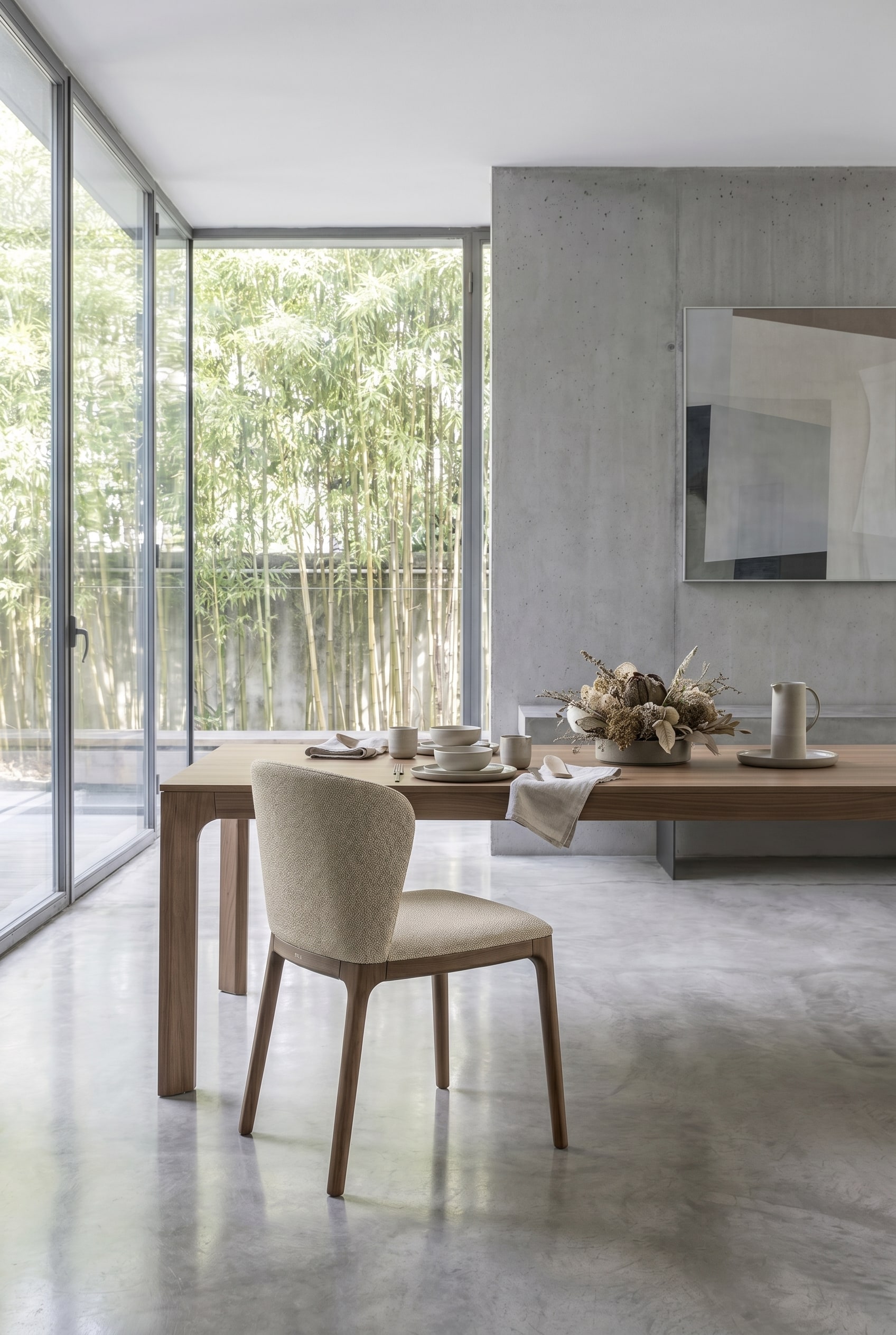 Salle à manger minimaliste avec chaise Novamobili Navy en tissu beige devant une grande baie vitrée