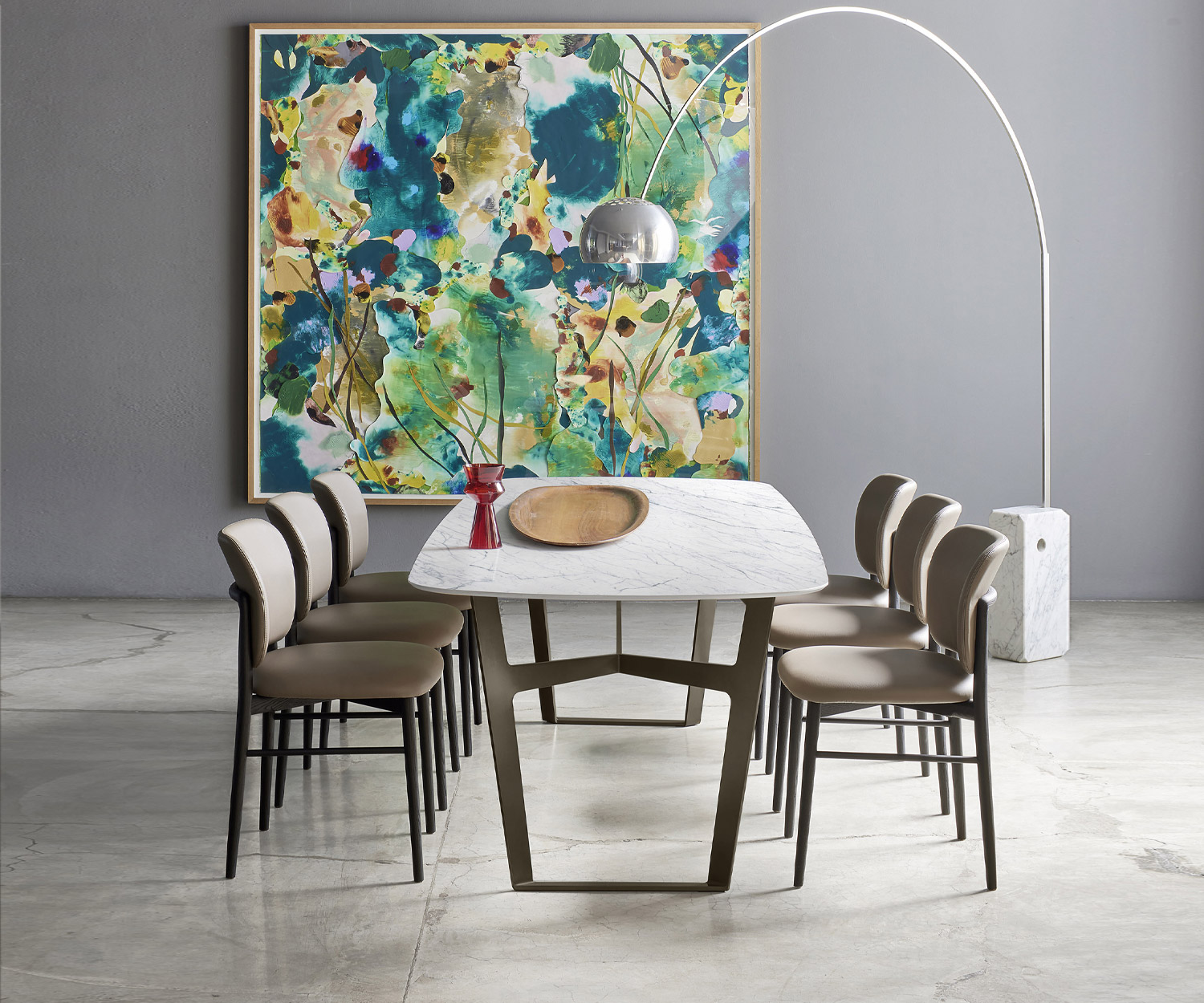 Modern Livitalia Design eetkamerstoel Alice aan grote tafel houten frame